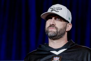 El entrenador Nick Sirianni agranda su leyenda en Philadelphia Eagles, equipo al que llevó el 9 de febrero pasado a la conquista del Super Bowl LIX. EFE/EPA/ERIK S. LESSER