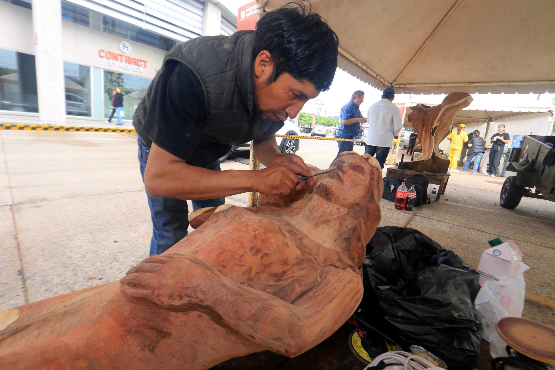 Un grupo de escultores bolivianos y argentinos compite en Bolivia para mostrar sus mejores dotes de tallado en madera, en un evento que se realiza en la ciudad de Santa Cruz y que cuenta con la participación de casi una decena de concursantes en el 'Simposio de Escultura en Madera'. EFE/Juan Carlos Torrejón