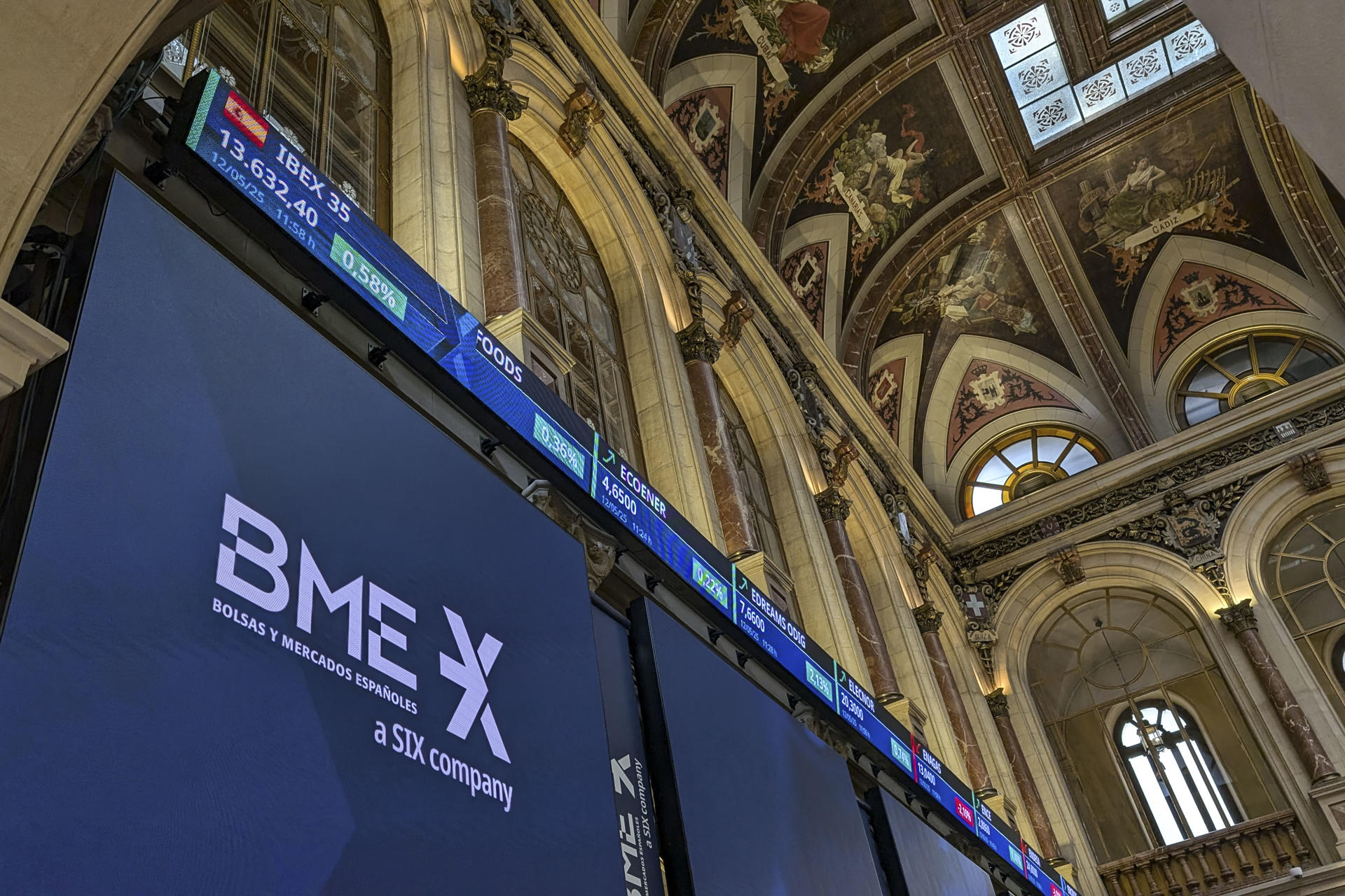 El principal selectivo español, el IBEX 35, cierra este lunes con una subida del 0,75 %, marcando un nuevo máximo anual al superar los 13.655 puntos, en niveles de finales de mayo de 2008, y situarse en los 13.655,3 enteros. EFE/ Vega Alonso