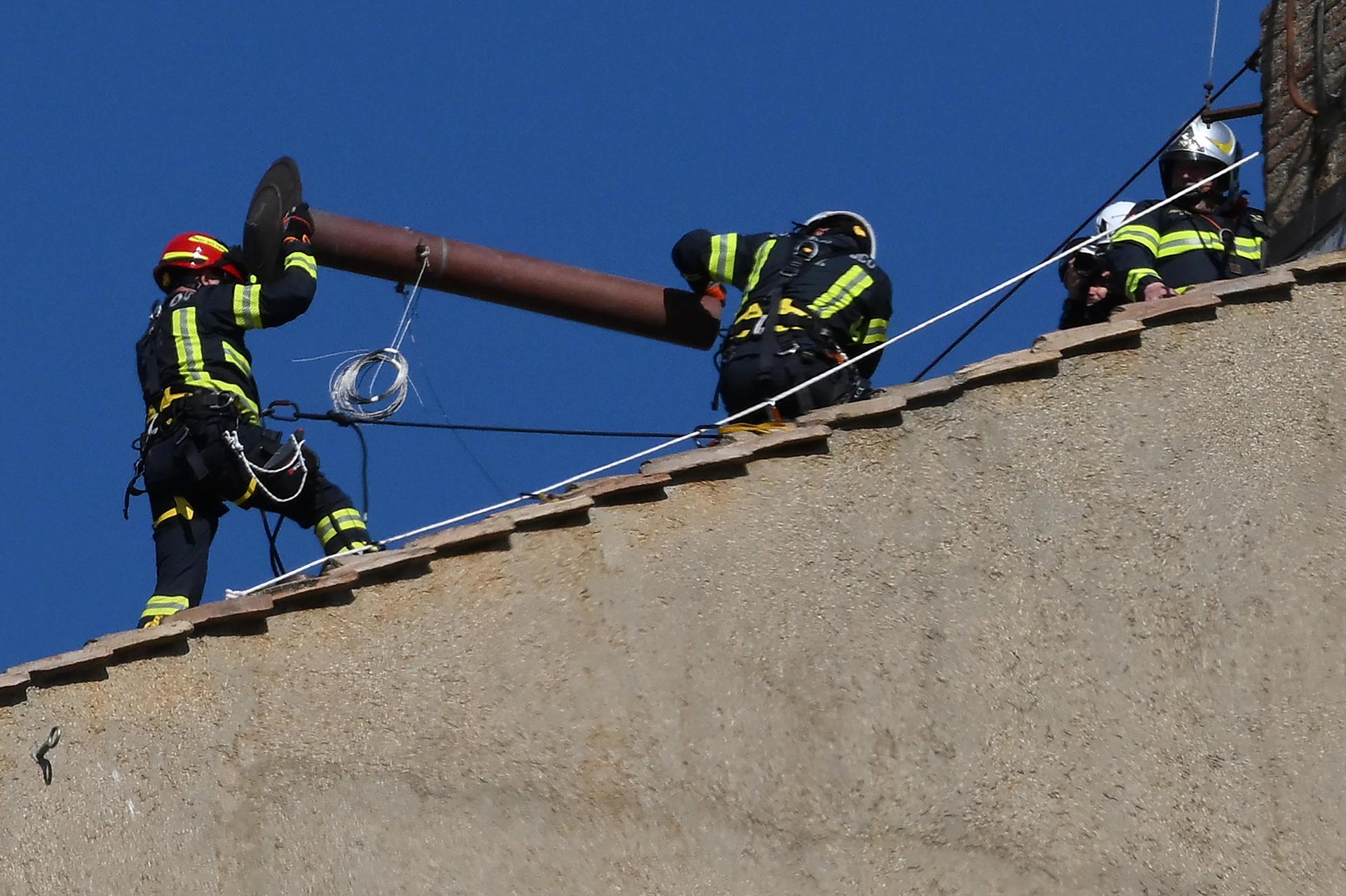 Los bomberos instalaron este viernes la chimenea en el techo de la Capilla Sixtina del Vaticano con motivo del cónclave, que se iniciará el 7 de mayo, para elegir al nuevo papa y por el que saldrá el humo negro o blanco que anunciará el resultado de las votaciones de los cardenales. EFE/EPA/ETTORE FERRARI