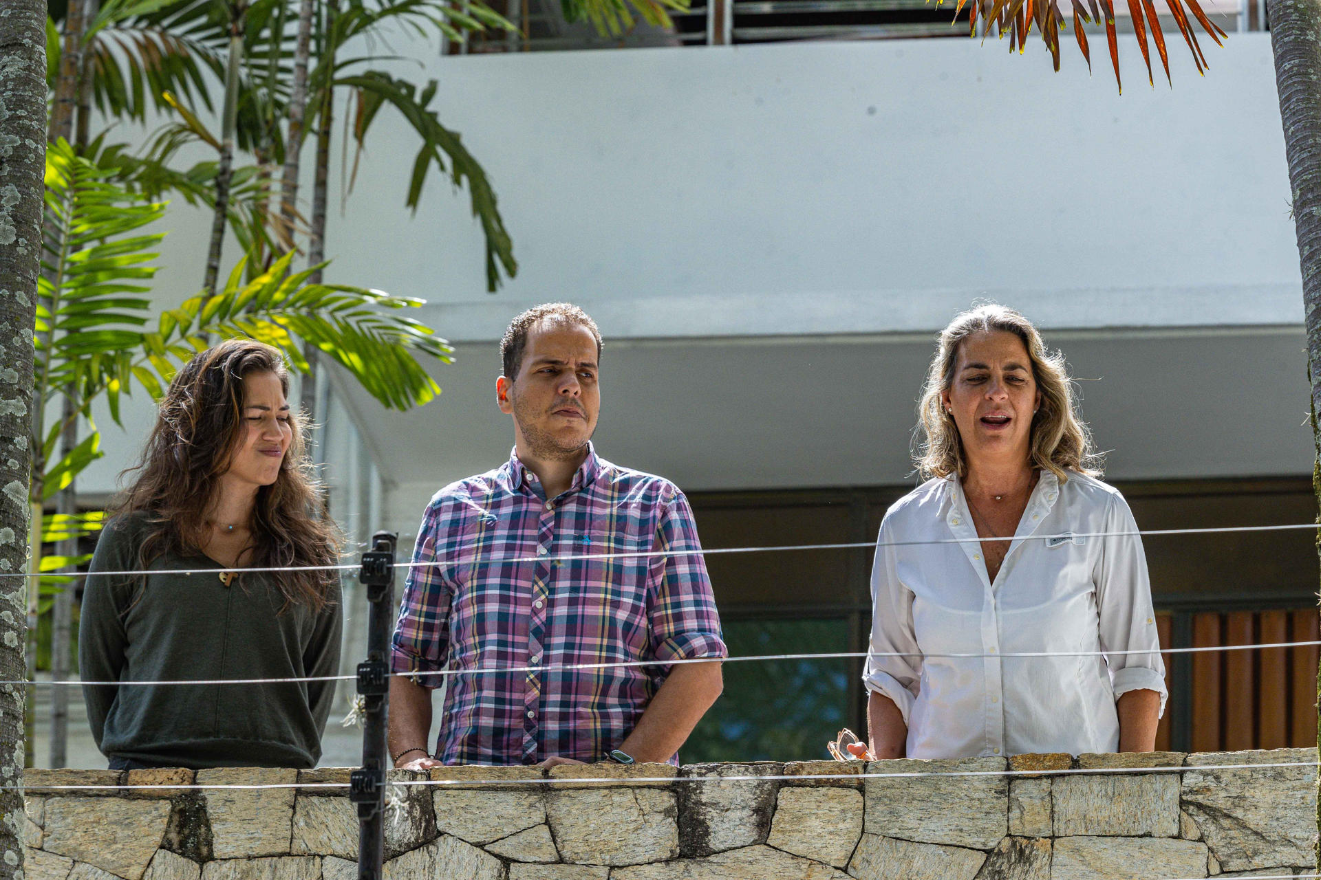 Fotografía de archivo de los opositores venezolanos Claudia Macero (i), Pedro Uchurrurtu (c) y Magalli Meda, en Caracas (Venezuela). EFE/ Henry Chirinos