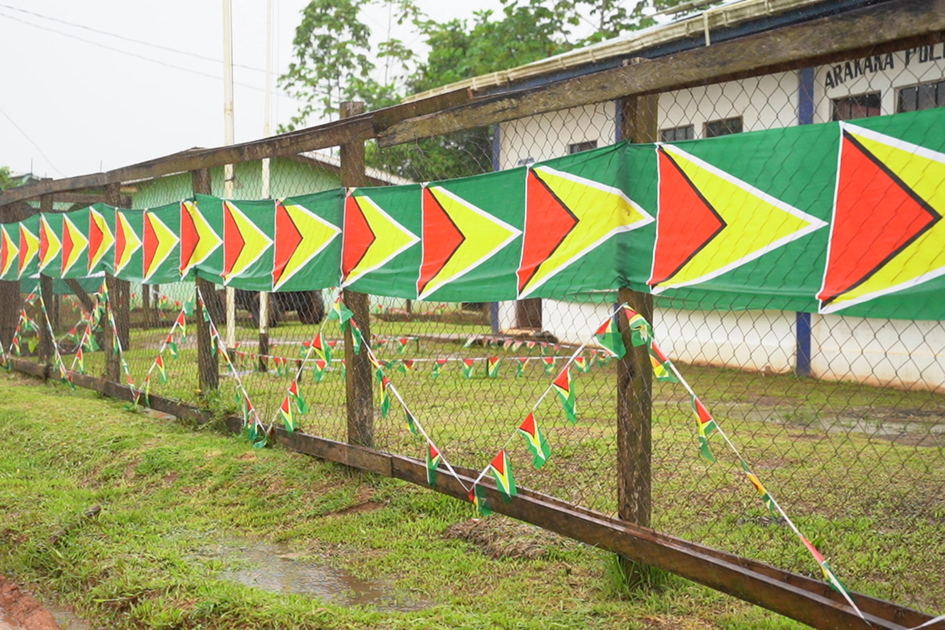 Banderas de Guyana frente a la comisaría este domingo, en la aldea de Arrakaka en el Esequibo (Guyana). EFE/ Nazima Raghubir