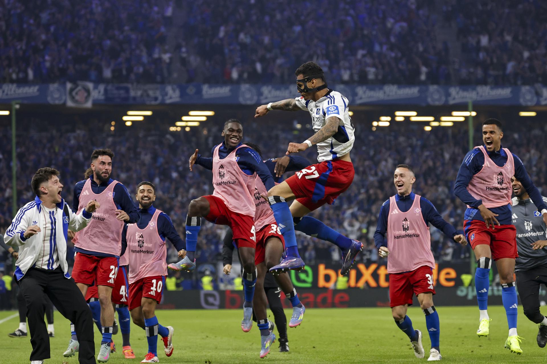 El jugador del Hamburgo Davie Selke celebra el 3-1 durante el partido de la Bundesliga 2 que han jugado   SV Hamburg y SSV Ulm en Hamburgo, Alemania. EFE/EPA/CHRISTOPHER NEUNDORF