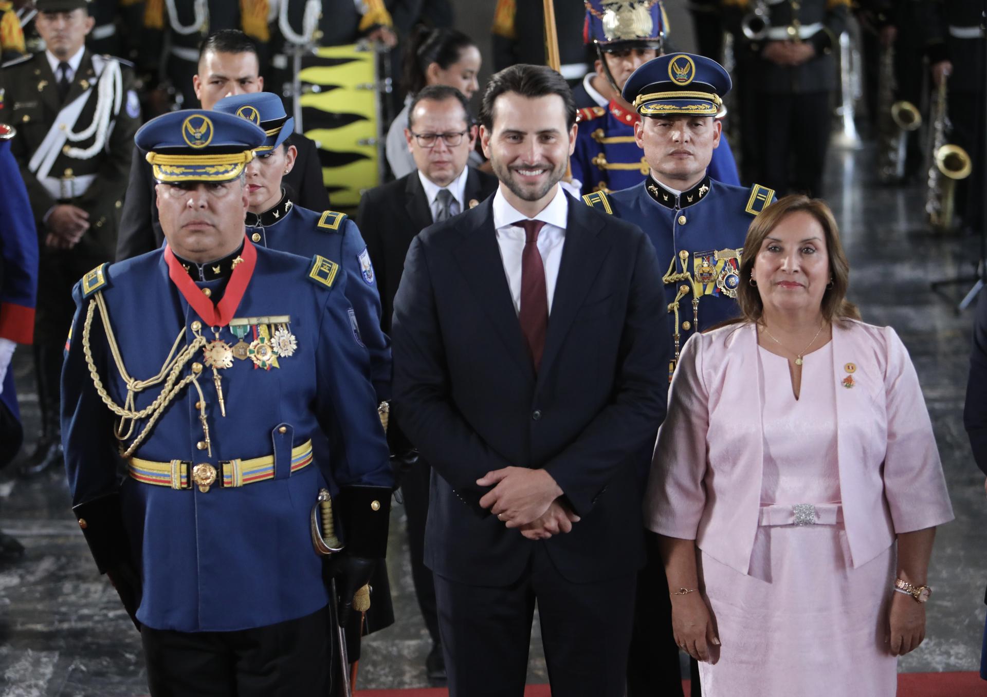 El presidente de la Asamblea Nacional, Niels Olsen (c), posa junto a la presidenta de Perú Dina Boluarte (2-d), este sábado, a su llegada a la Asamblea Nacional (Parlamento) en Quito (Ecuador). EFE/ Gianna Benalcazar