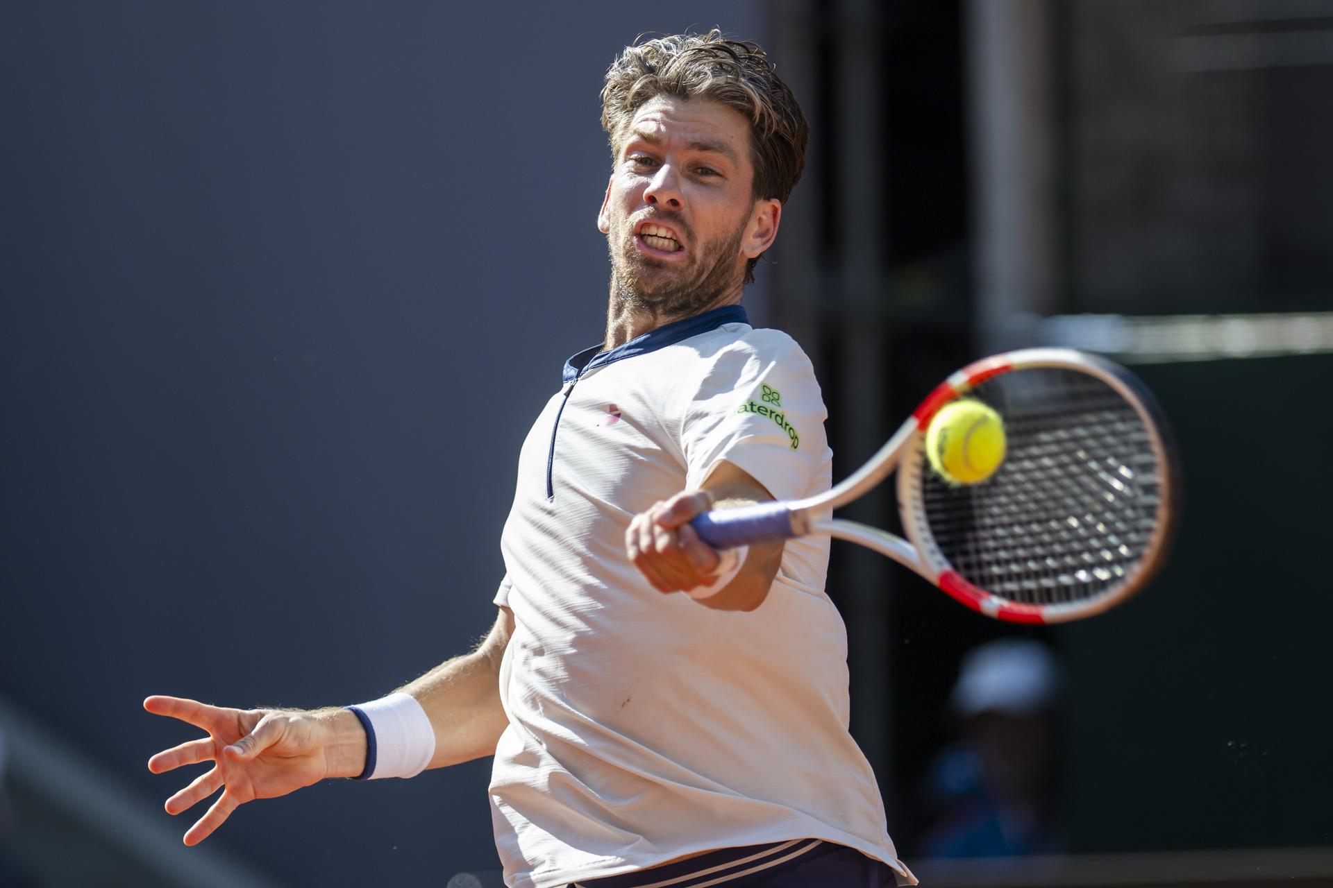 Cameron Norrie, de Gran Bretaña, devuelve la pelota contra Novak Djokovic, de Serbia, durante un partido de semifinales masculinas en el torneo de tenis Abierto de Ginebra en Ginebra. EFE/EPA/MARTIAL TREZZINI