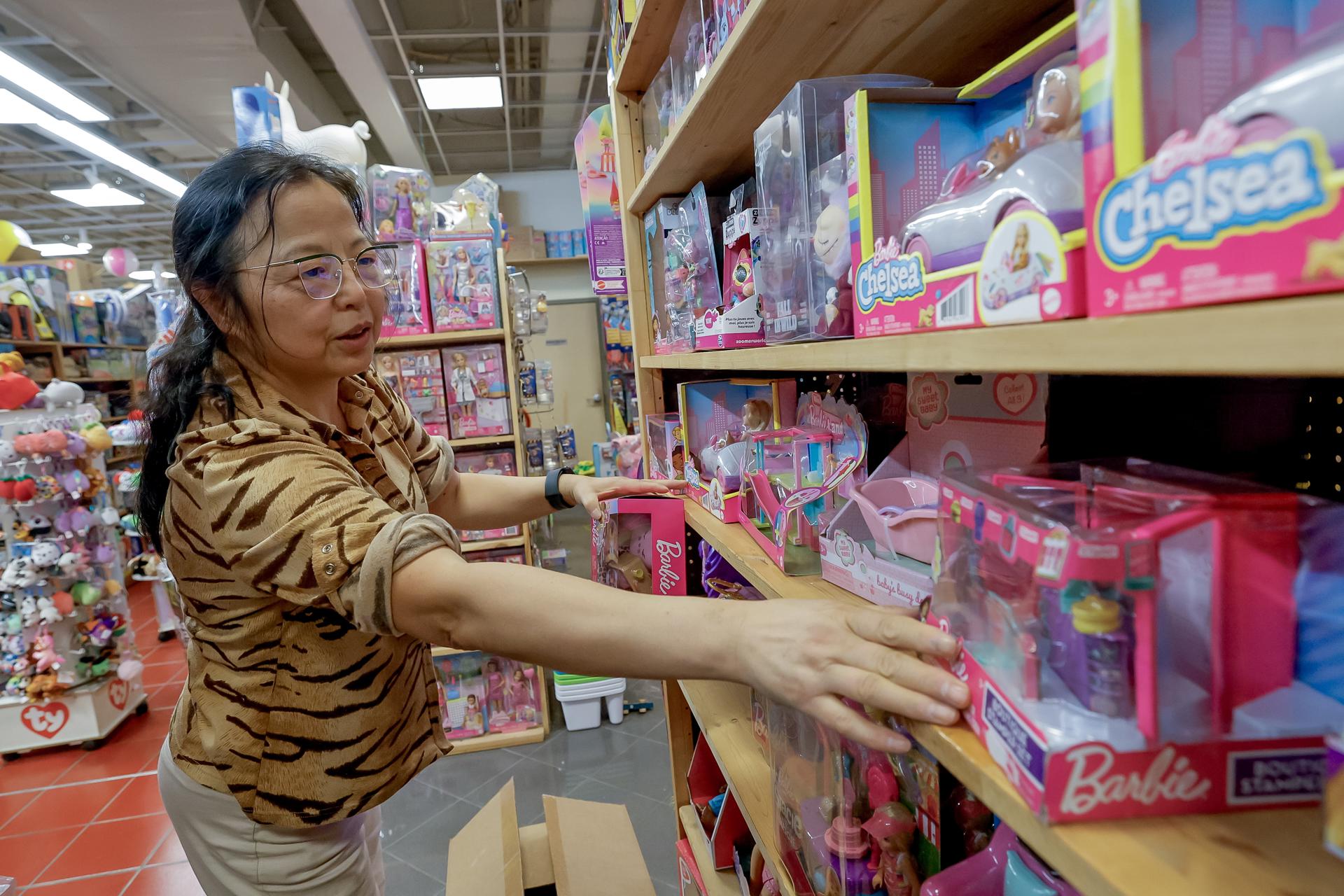 La propietaria de una tienda de juguetes independiente, Ming 'Yaya' Yang, repone su inventario de productos Barbie fabricados por Mattel en Richard's Variety Store antes del aumento de precios previsto debido a los aranceles esperados, en Atlanta, Georgia, EE.UU. EFE/EPA/ERIK S. LESSER
