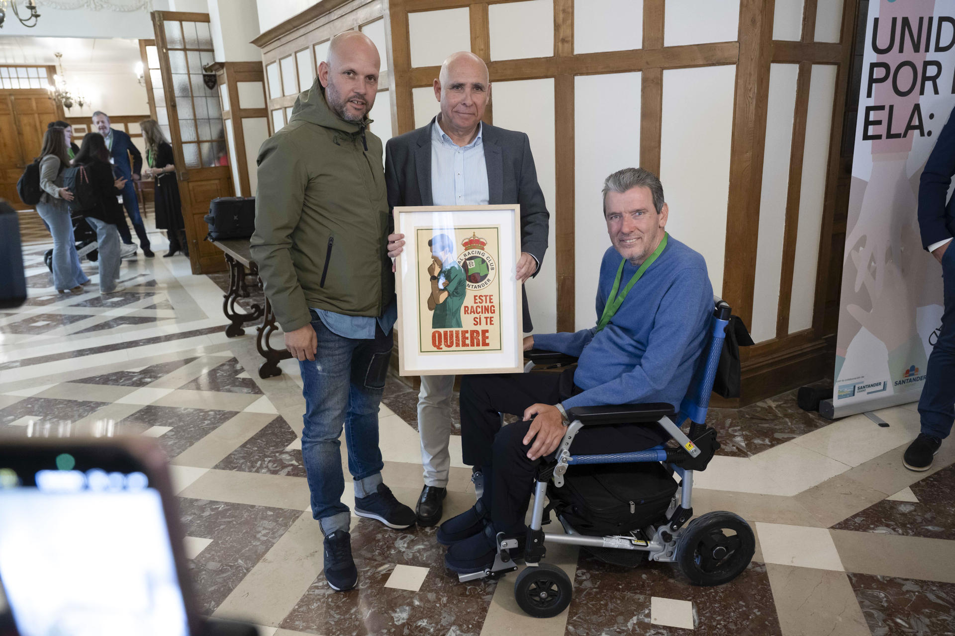 Juan Carlos Unzué (d) junto al presidente y entrenador del Racing de Santander, Manolo Higuera (c) y José Alberto (i), durante la inauguración del Encuentro Nacional 'Unidos con ELA', este martes en Santander. EFE/Pedro Puente Hoyos