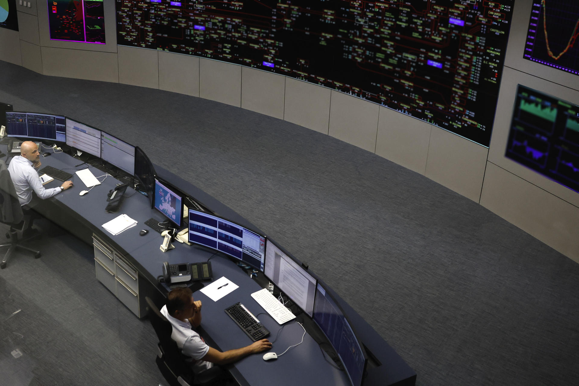 Centro de control de Red Eléctrica durante la segunda reunión del Comité creado por el Gobierno para el análisis del apagón eléctrico del 28 de abril, presidido por la vicepresidenta tercera del Gobierno y ministra para la Transición Ecológica y el Reto Demográfico, Sara Aagesen, este sábado en Madrid. EFE/Juan Carlos Hidalgo