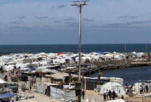 Miles de personas desplazadas por los ataques israelíes se refugian en el puerto de la ciudad de Gaza, 20 de mayo de 2025. El ejército israelí continuó atacando objetivos en la Franja de Gaza como parte de su operación 'Carros de Gedeón'. EFE/Ahmad Awad 
```
