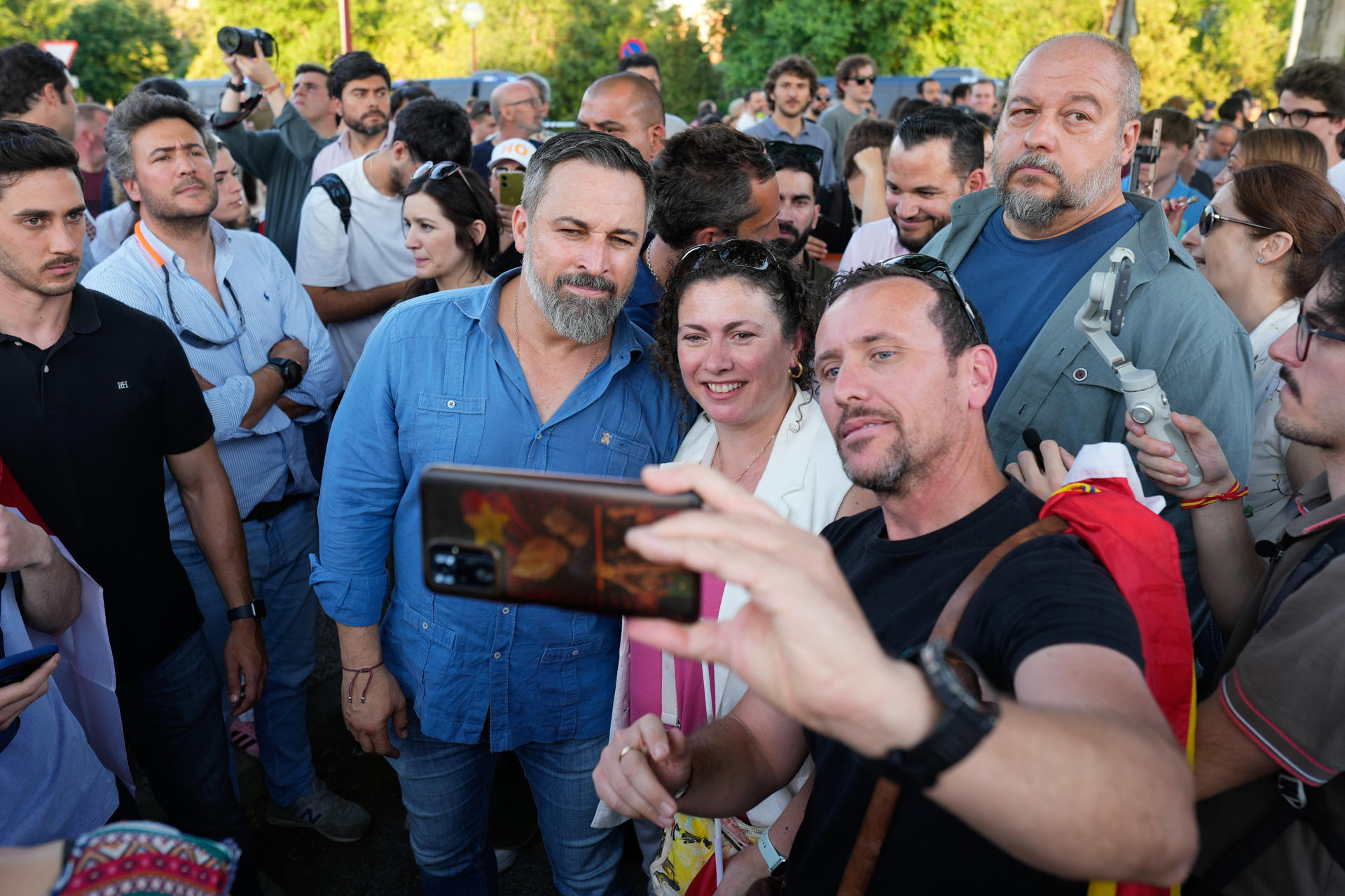 El líder de VOX Santiago Abascal (c) saluda a los simpatizantes a su llegada a la concentración contra Pedro Sánchez en la Moncloa, en Madrid, convocada este jueves con el lema Sánchez a prisión. EFE/Borja Sánchez-Trillo
