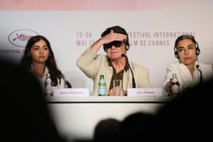 El cineasta Jafar Panahi, en el centro de la imagen, junto a las actrices Hadis Pakbaten (izquierda) y Maryam Afshari (derecha) durante la presentación a la prensa del filme 'Un Simple Accident' en el Festival de Cannes. EFE/EPA/Andreas Rentz