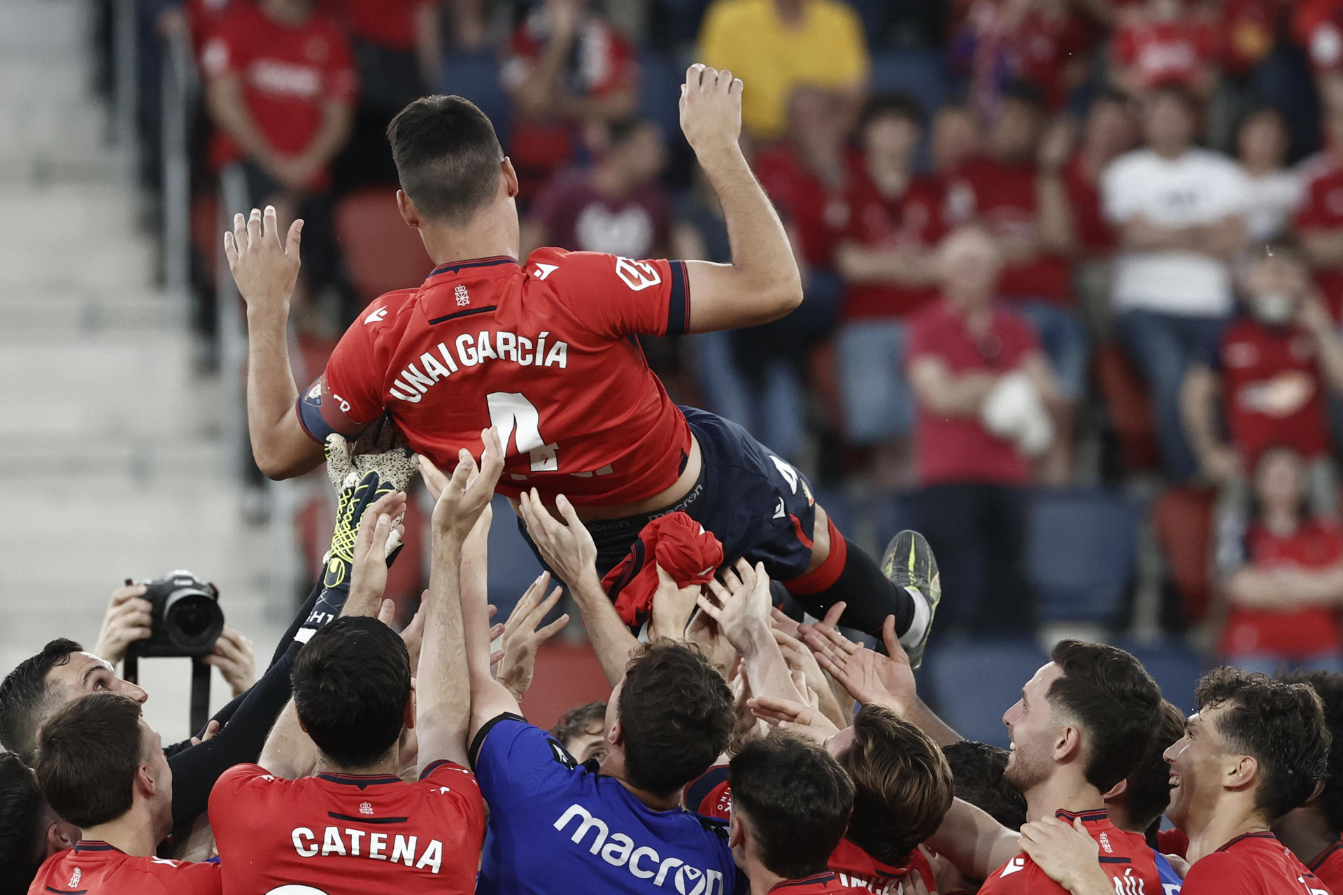 Los jugadores del Osasuna voltean a su compañero Unai García, en su última temporada en su equipo tras el partido de LaLiga entre el Osasuna y el Espanyol, este domingo en el estadio de El Sadar, en Pamplona. EFE/ Jesús Diges