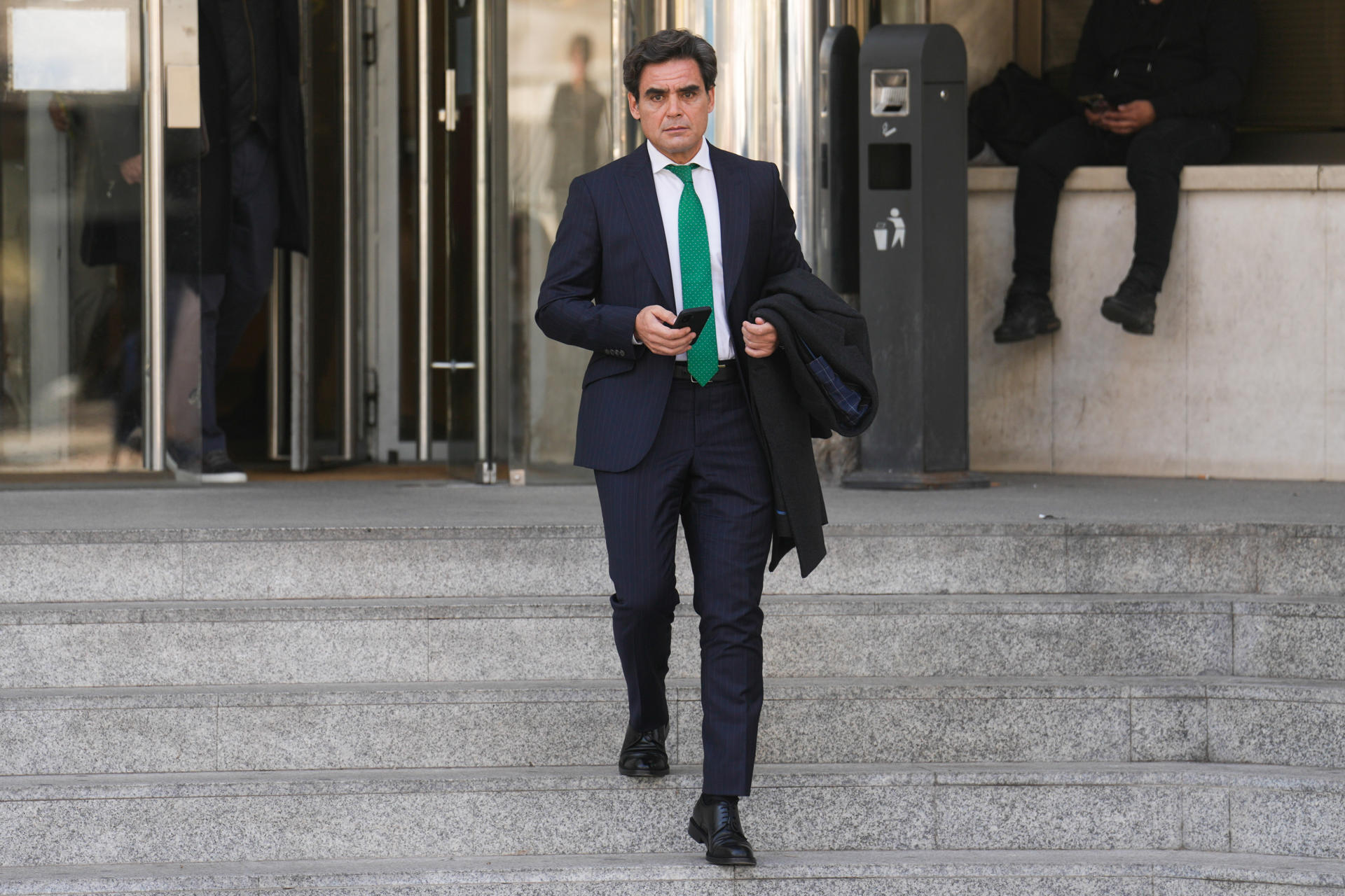 Imagen del directivo del Instituto de Empresa y exconsejero madrileño Juan José Güemes, a su salida de los Juzgados de la Plaza de Castilla el pasado mes de noviembre, donde fue citado como testigo por el juez Juan Carlos Peinado. EFE/ Borja Sanchez-Trillo
