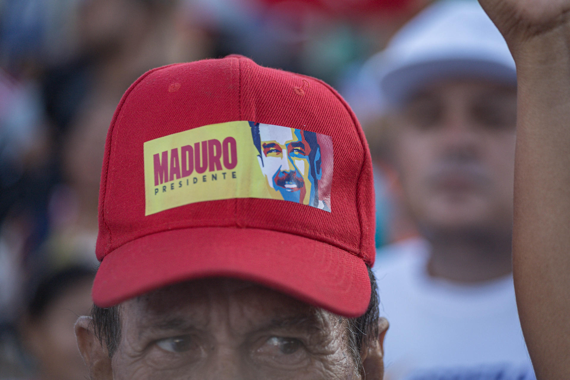 Un seguidor del oficialismo fue captado este jueves, 22 de mayo, durante un acto de cierre de campaña de cara a las elecciones regionales y parlamentarias, en Maracaibo (Venezuela). EFE/Henry Chirinos