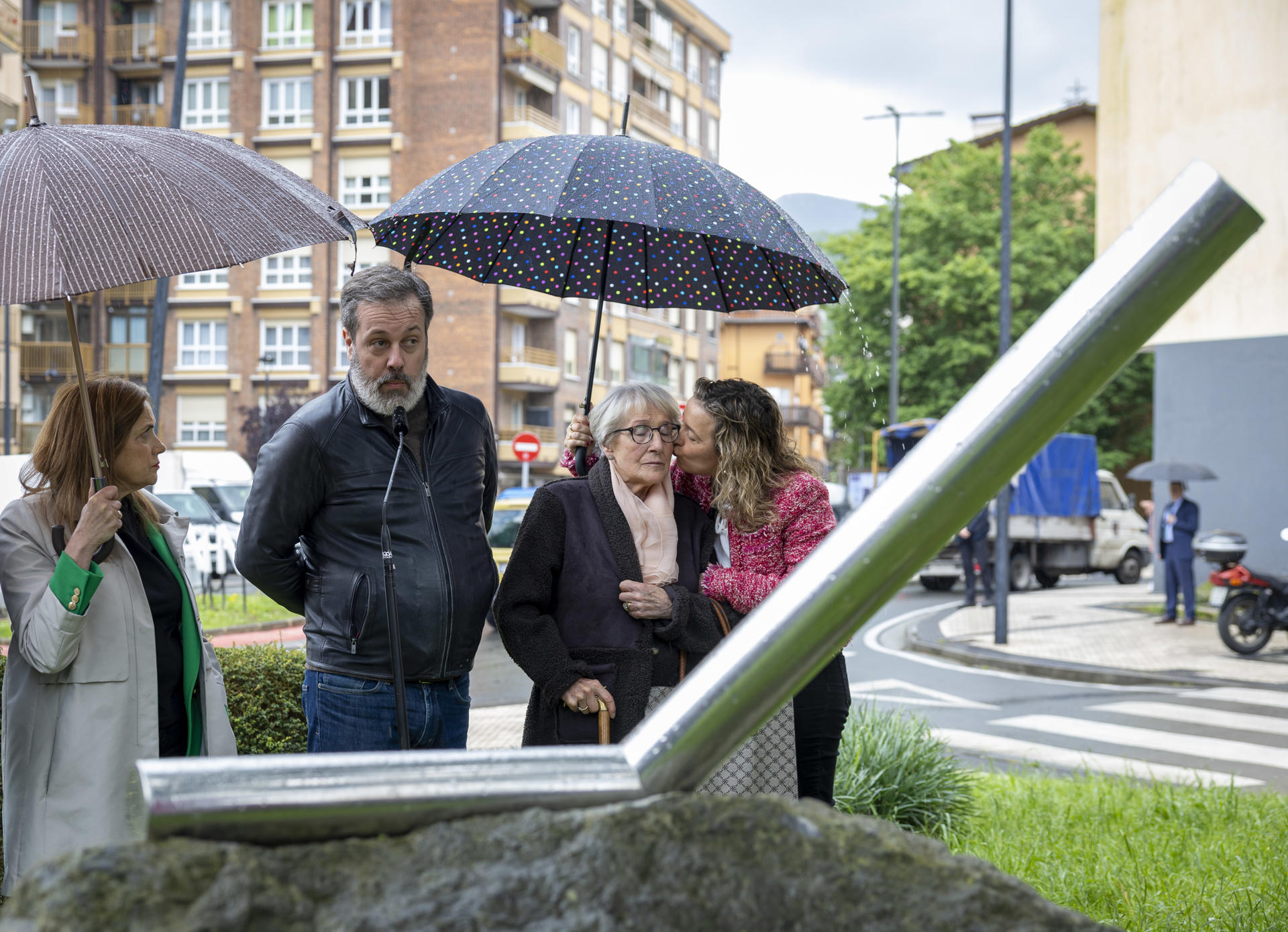 La viuda y el hijo de Hosé Luis López de Lacalle, Mari Paz Artolazabal (2d) y Alain López de Lacalle, junto a la alcaldesa de Andoain, Maider Lainez (d), y la consejera vasca de Justicia, María Jesús San José (i), han participado este miércoles en una ofrenda floral al periodista asesinado por ETA hace hoy 25 años en Andoain (Gipuzkoa) cuando volvía a casa tras comprar media docena de periódicos. Un atentado que significó un salto cualitativo en el acoso al que había sometido a la prensa en los años de 'socialización del sufrimiento', y que continuó con más atentados a partir de esa fecha contra representantes de los medios de comunicación. EFE/Javier Etxezarreta