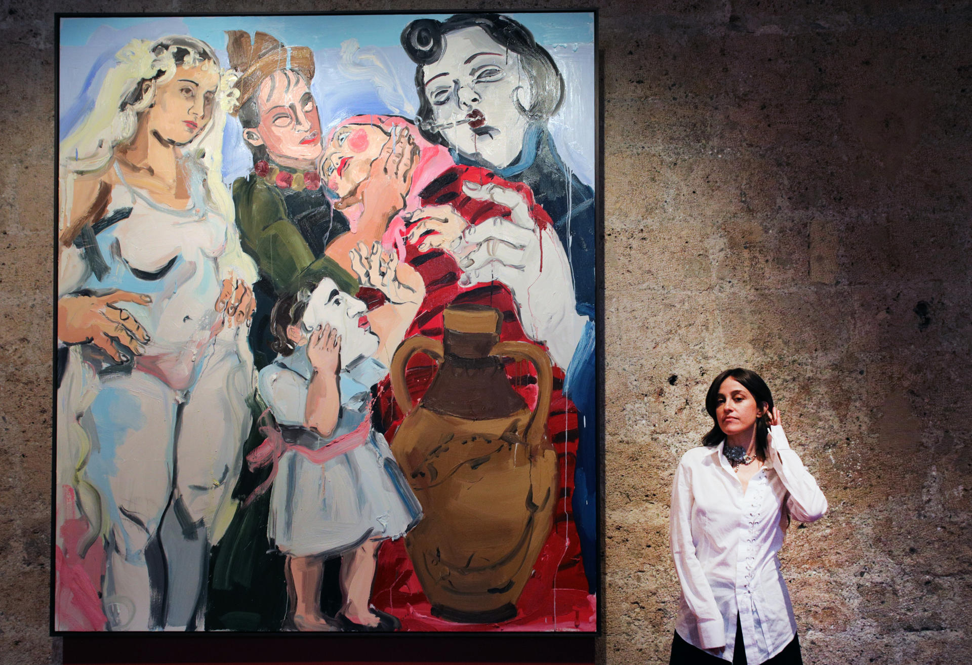 La artista Cristina BanBan posa junto a una de sus obras que forman parte de la exposición 'Lorquianas', una propuesta en la que explora el universo femenino del poeta Federico García Lorca con pinturas y dibujos que podrán contemplarse desde este jueves en la sala Emperatríz de la Alhambra, en Granada. EFE/ Pepe Torres