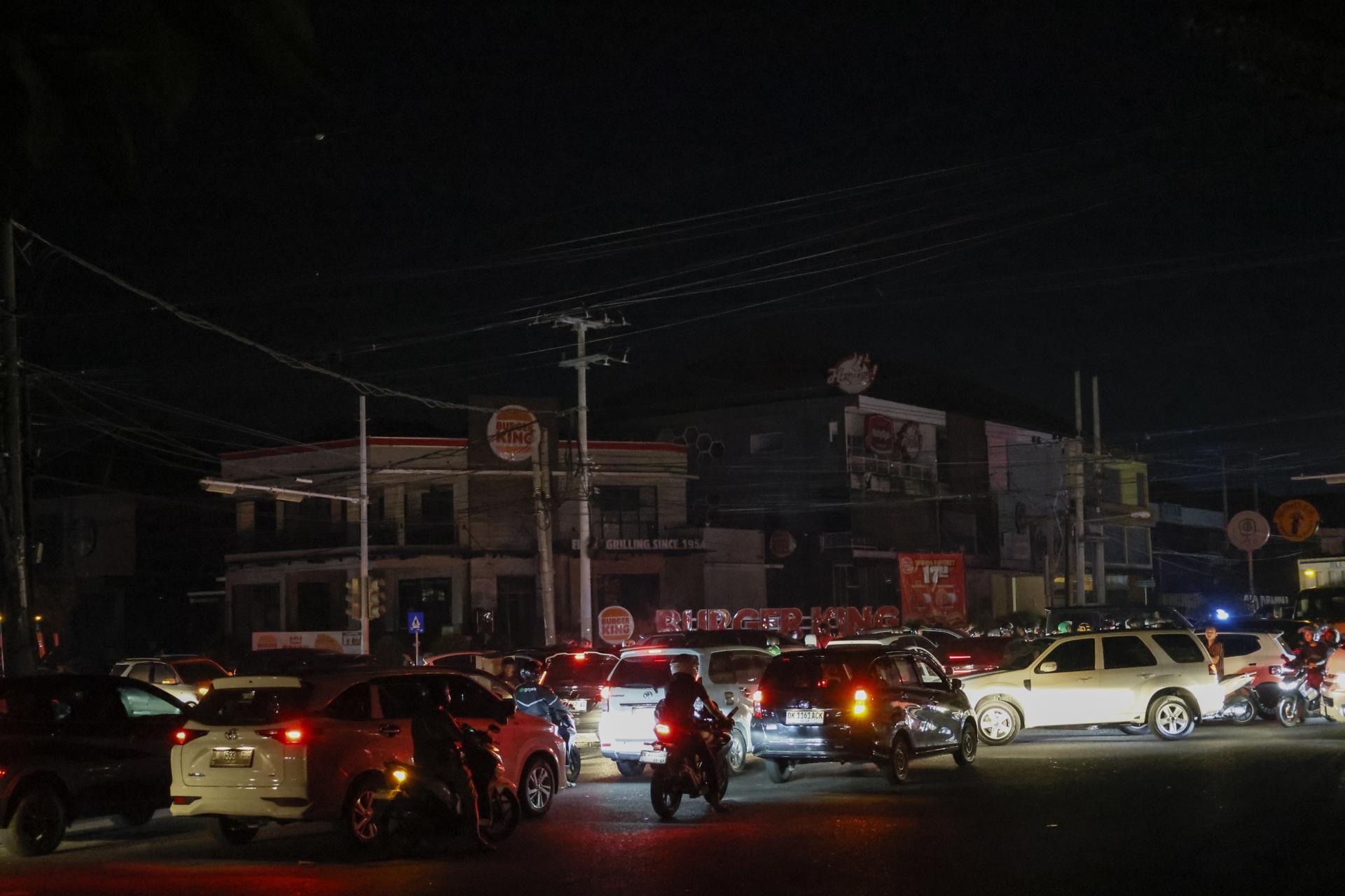 Fotografía de archivo, tomada el 02/05/2025, que muestra una calle de Bali a oscuras por un apagón en esta isla de Indonesia. EFE/EPA/MADE NAGI