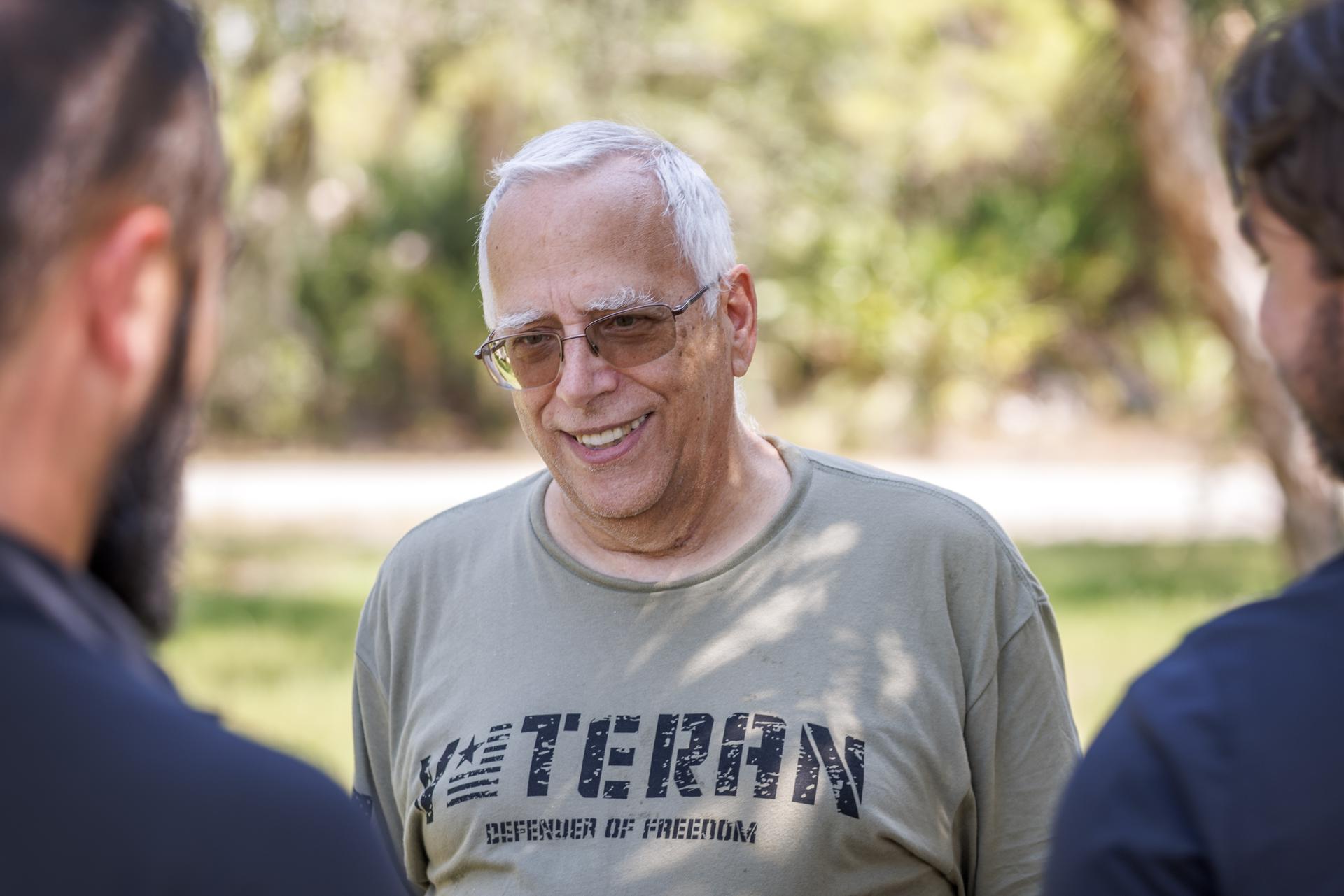 Louis Prevost, hermano del Papa León XIV, habla con visitantes en su casa en Port Charlotte, Florida, EE.UU., este 9 de mayo de 2025. EFE/EPA/CRISTOBAL HERRERA-ULASHKEVICH
//////////
PORT CHARLOTTE (United States), 09/05/2025.- Louis Prevost, brother of Pope Leo XIV, speaks with visitors at his home in Port Charlotte, Florida, USA, 09 May 2025. Pope Leo XIV is the first American to be elected pope. (Papa) EFE/EPA/CRISTOBAL HERRERA-ULASHKEVICH