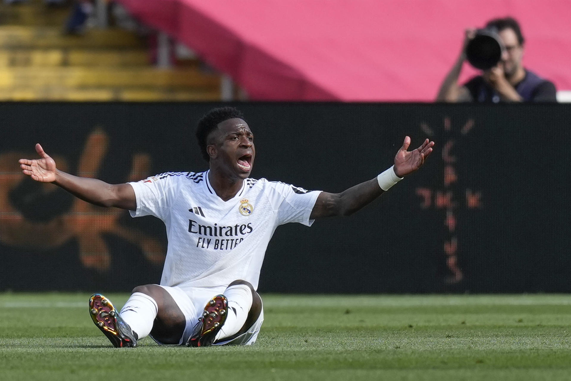 El delantero del Real Madrid Vinicius Jr reclama una falta durante el partido de la jornada 35 de LaLiga EA Sports entre el Barcelona y el Real Madrid, este domingo en el Estadi Olímpic Lluís Companys.- EFE/Enric Fontcuberta