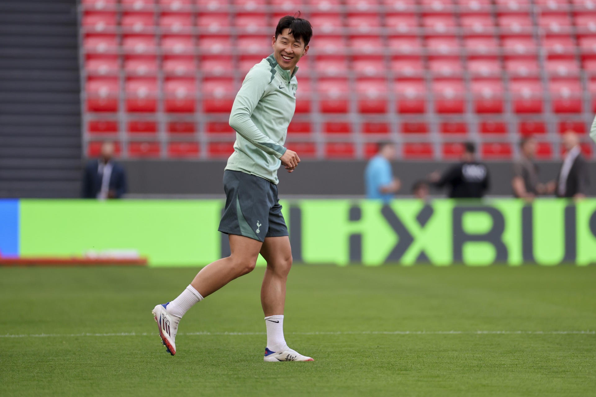 El jugador surcoreano del Tottenham Son Heung-min durante el entrenamiento del equipo en la víspera de la final de la Europa League que van a disputar ante el Manchester United en el estadio de San Mamés. EFE/Luis Tejido