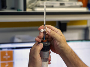 Imagen de archivo de un investigador trabajando en un laboratorio. EFE/JJ Guillén