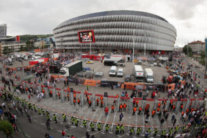 Vista de las inmediaciones del estadio de San Mamés en Bilbao donde este miércoles se va a celebrar la final de la Europa League entre en Tottenham y el Manchester. EFE/LUIS TEJIDO
