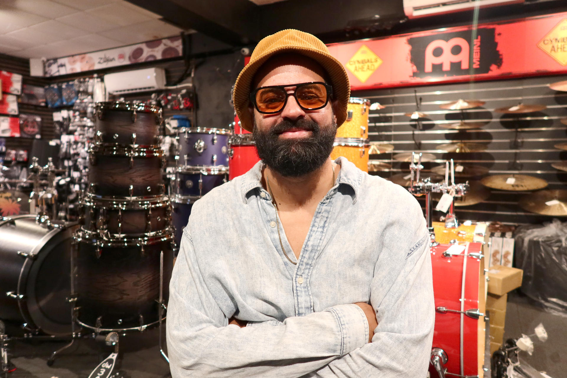 El músico y cantante puertorriqueño David Rivera posa durante una entrevista con EFE en una tienda musical en Guaynabo (Puerto Rico). EFE/ Jorge J. Muñiz