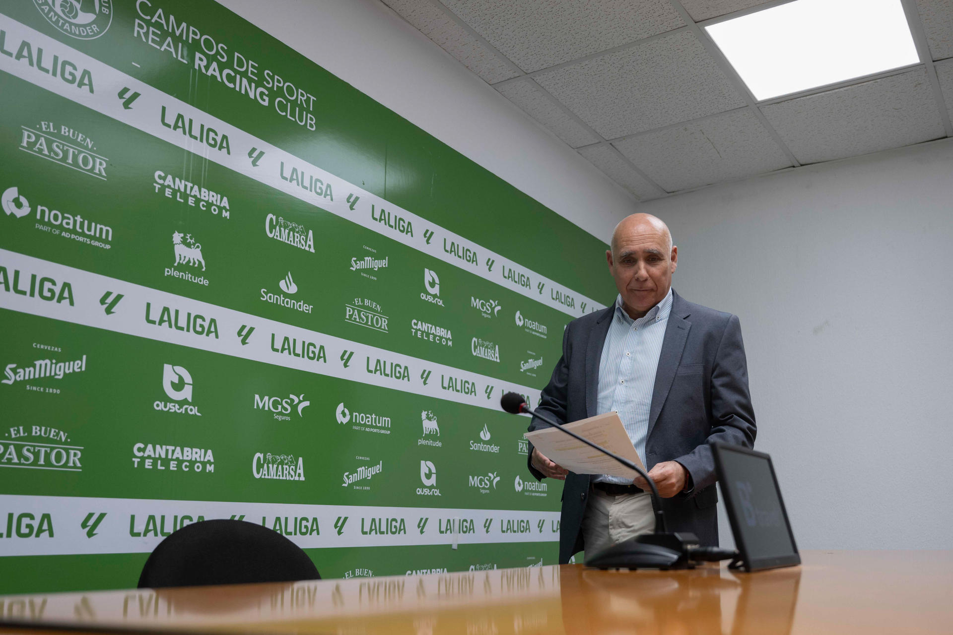El presidente del Racing de Santander, Manuel Higuera, durante una rueda de prensa este martes. EFE/Pedro Puente Hoyos
