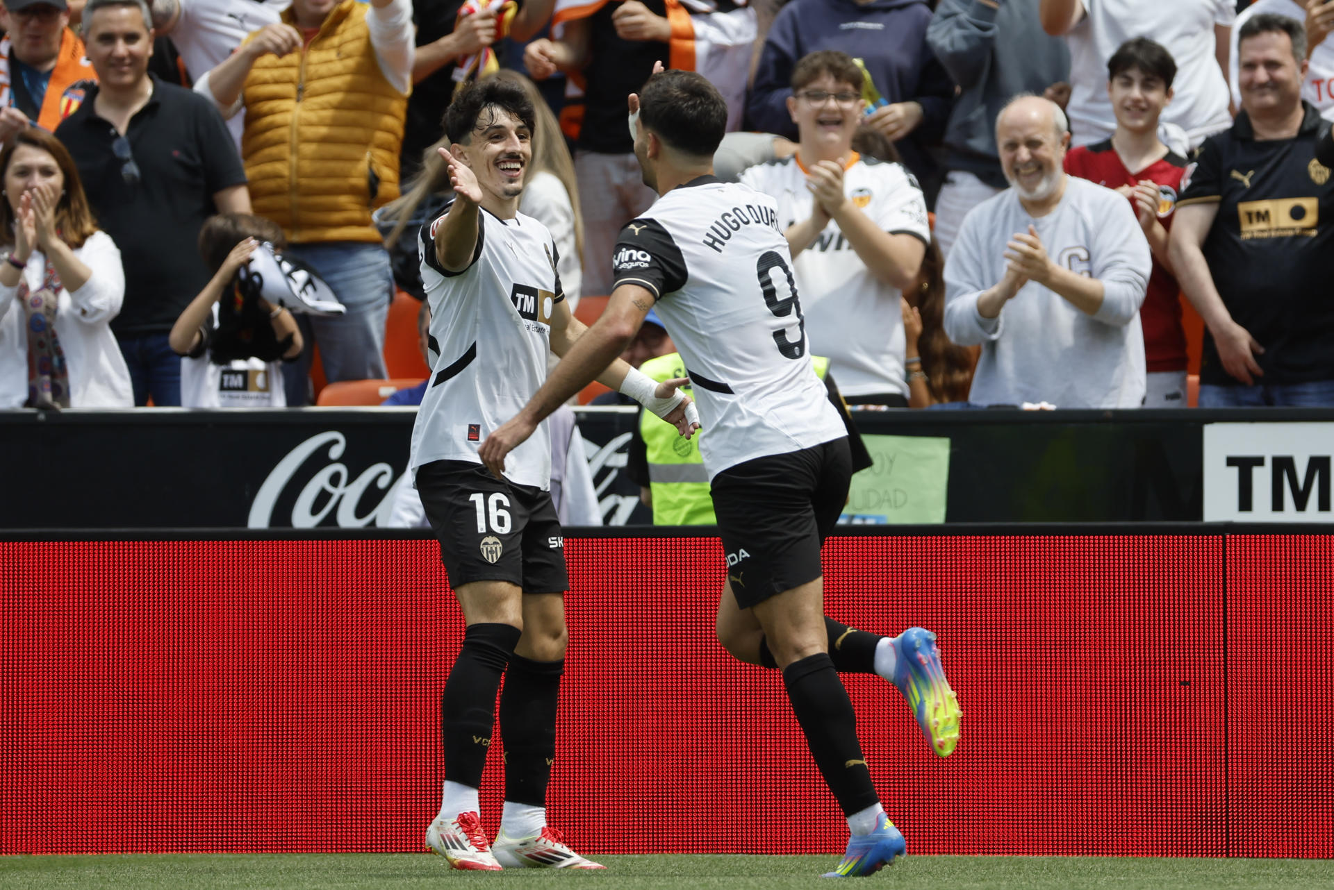 El centrocampista del Valencia Diego López (i) celebra con Hugo Duro el gol conseguido ante el Getafe, durante el partido disputado en el Estadio de Mestalla en Valencia. EFE/Ana Escobar