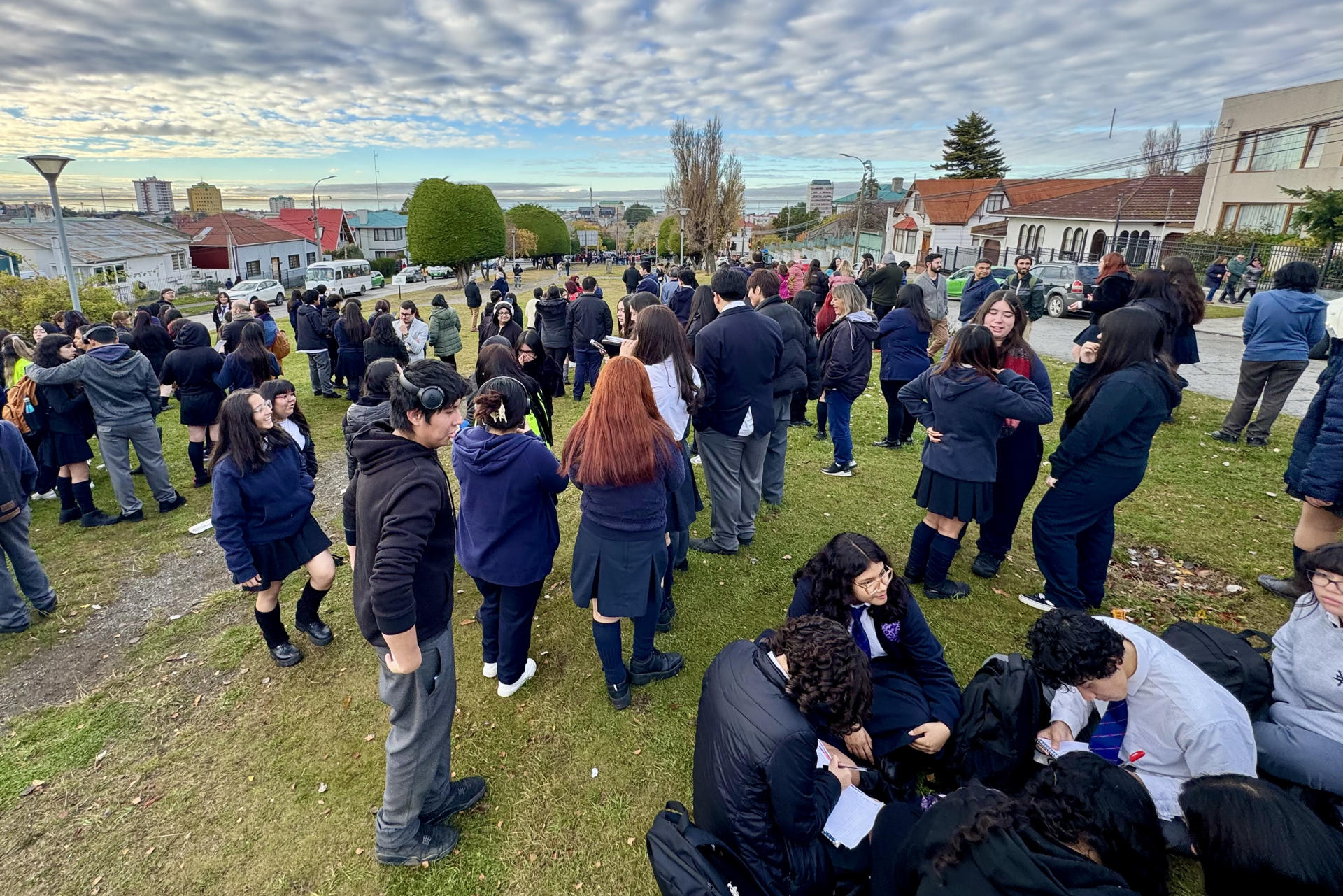 Decenas de personas luego de evacuar sus domicilios, tras un sismo de magnitud 7,5 en la escala de Ritcher que sacudió este viernes, 2 de mayo, el sur de Chile, en la ciudad de Punta Arenas. EFE/Ignacio Cárdenas