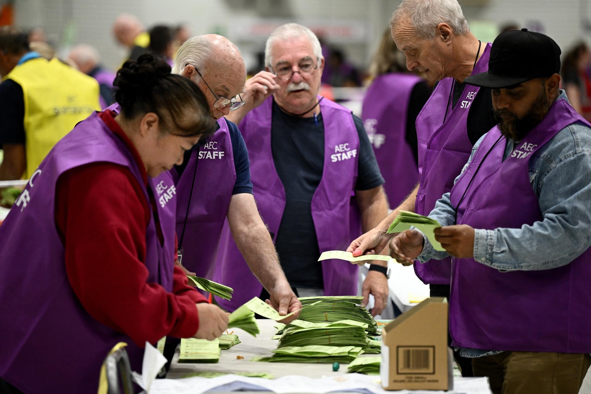 SYDNEY (Australia), 03/05/2025.- Australian Electoral Commission staff sort ballots during the 2025 federal election at the Ingleburn OPC in Sydney, Australia, 03 May 2025. (Elecciones) EFE/EPA/DAN HIMBRECHTS NO ARCHIVING AUSTRALIA AND NEW ZEALAND OUT