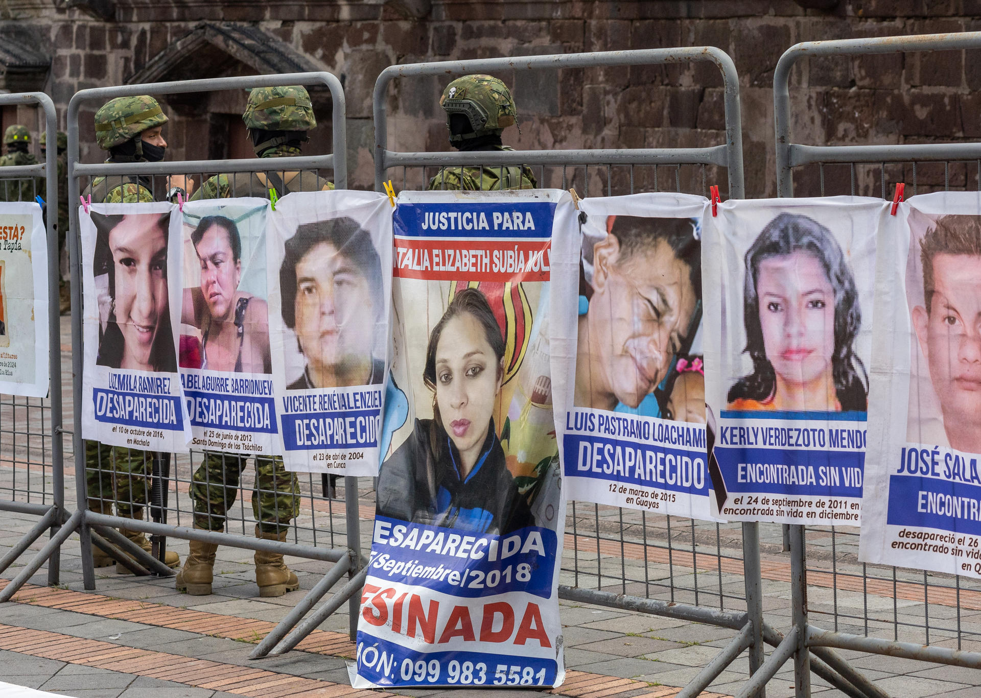 Vista general de varios carteles con retratos de personas víctimas de desaparición forzada en Ecuador, durante una protesta de familiares de los desaparecidos, este viernes, 9 de mayo, frente al Palacio de Gobierno, en Quito (Ecuador). EFE/Alexander Martínez