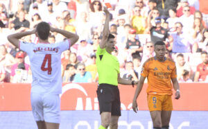 El colegiado muestra una cartulina en el partido de la jornada 37 de LaLiga que Sevilla FC y Real Madrid disputan este domingo en el estadio Sánchez-Pizjuán, en Sevilla. EFE/Raúl Caro