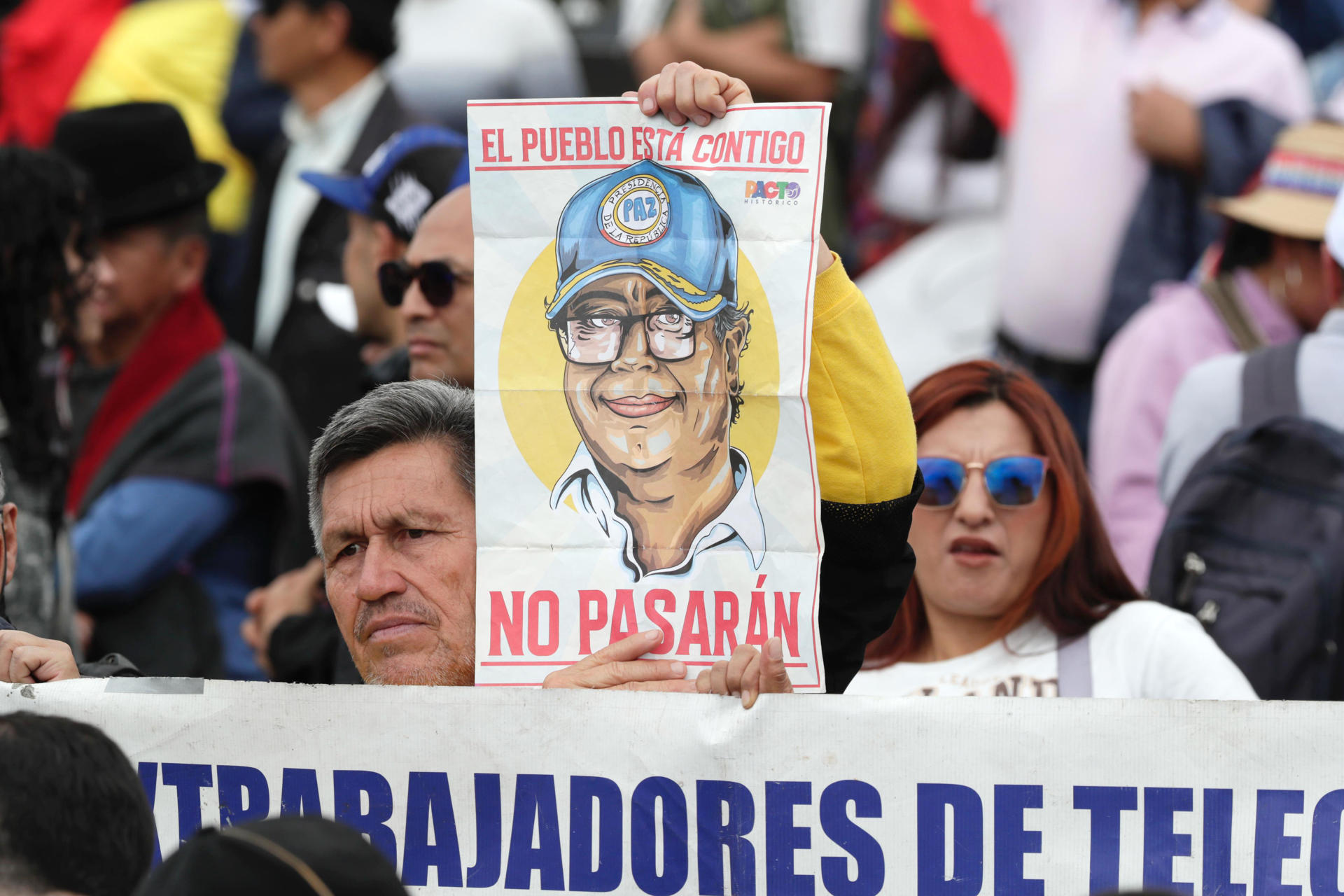 Integrantes de organizaciones sindicales acompañados de indígenas, se manifiestan durante la conmemoración del Día Internacional del Trabajo este jueves en Bogotá (Colombia). EFE/ Carlos Ortega