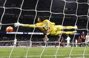 El guardameta del Mallorca Leonardo Román en acción durante el partido de la jornada 36 de LaLiga de fútbol que Real Madrid y RCD Mallorca disputaron en el estadio Santiago Bernabéu. EFE/Chema Moya
