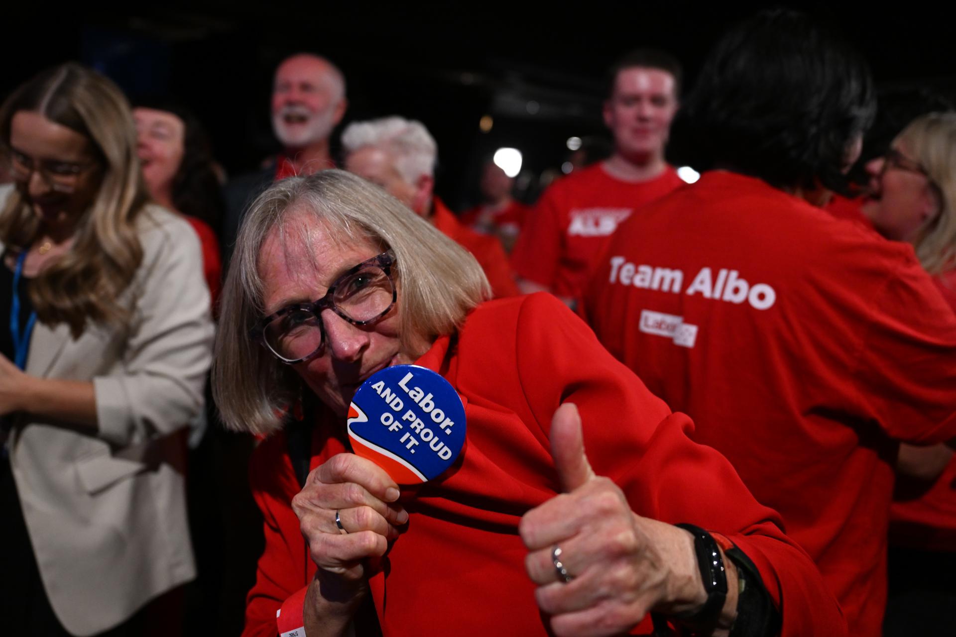 New South Wales (Australia), 03/05/2025.- Labor supporters celebrate during a Federal election reception for Labor's Anthony Albanese at Canterbury-Hurlstone Park RSL Club in Hurlstone Park, New South Wales, Australia, 03 May 2025. EFE/EPA/Dean Lewins AUSTRALIA AND NEW ZEALAND OUT