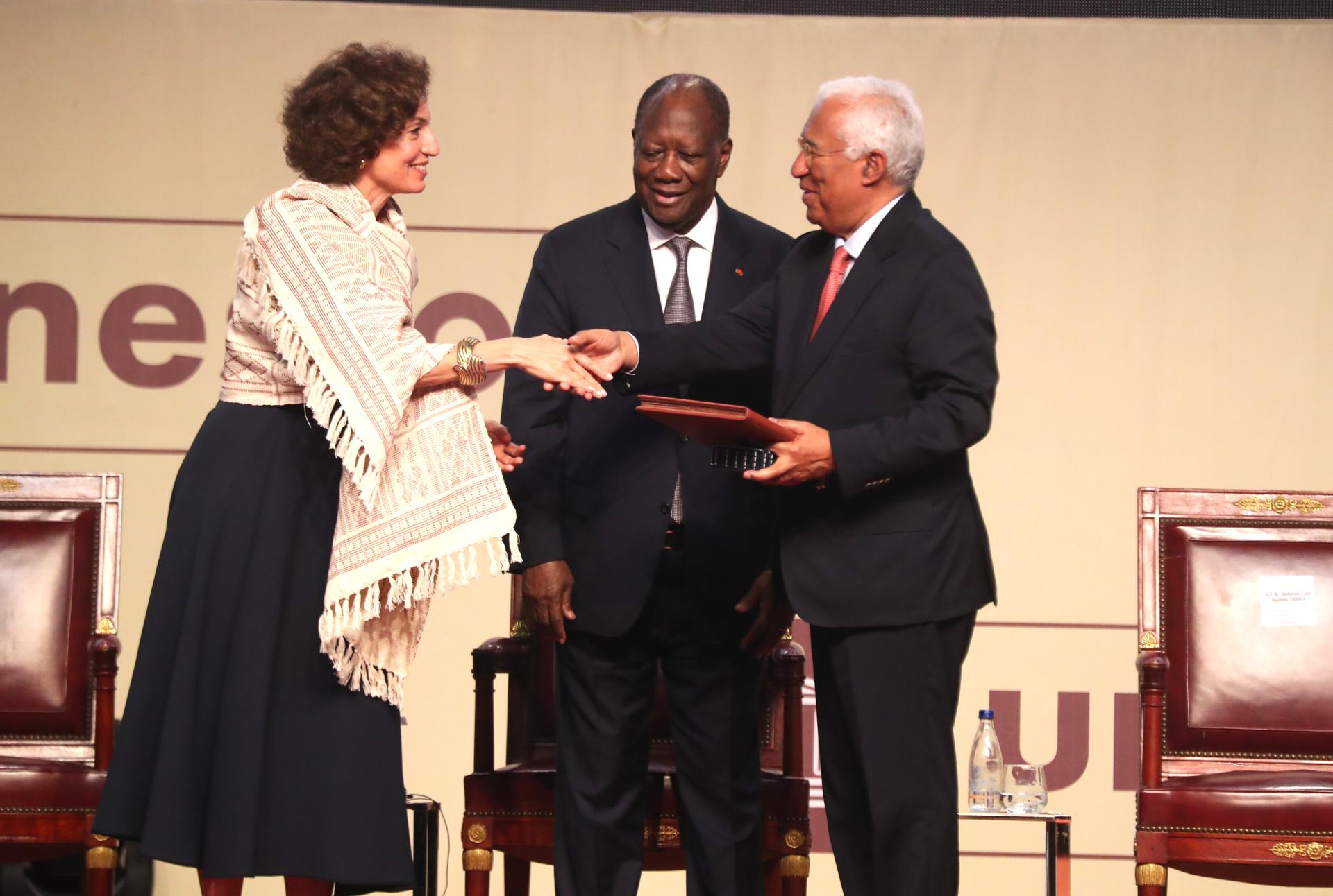 (De izq. a der.) La directora general de la Unesco, Audrey Azoulay, el presidente de Costa de Marfil, Alassane Ouattara, y el presidente del Consejo Europeo, Antonio Costa, reaccionan durante la ceremonia de entrega del Premio de la Paz Félix Houphouet-Boigny en Abiyán, Costa de Marfil, el 22 de mayo de 2025. EFE/EPA/LEGNAN KOULA