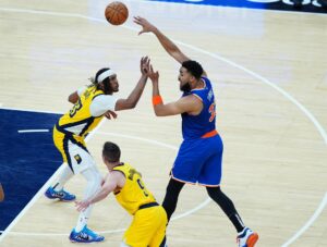 El pívot de Knicks Karl Anthony-Towns (d) enfrenta la marca del pívot de Pacers Myles Turner (i) durante el tercer partido de las finales de la Conferencia Este que ganaron este domingo los de Nueva York en el campo de los de Indiana por 106-100. EFE/EPA/BRIAN SPURLOCK