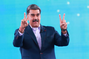 Fotografía cedida por Prensa del Palacio de Miraflores del presidente de Venezuela, Nicolás Maduro, durante su programa semanal de televisión "Con Maduro +" en Caracas. EFE/ Prensa Palacio de Miraflores