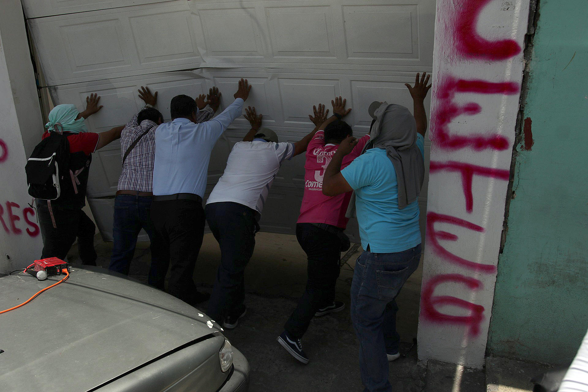 Integrantes de la Coordinadora Estatal de Trabajadores de la Educación en Guerrero (CETEG), protestan y vandalizan este lunes las instalaciones del Instituto Nacional Electoral en la ciudad de Chilpancingo (México). EFE/ José Luis de la Cruz