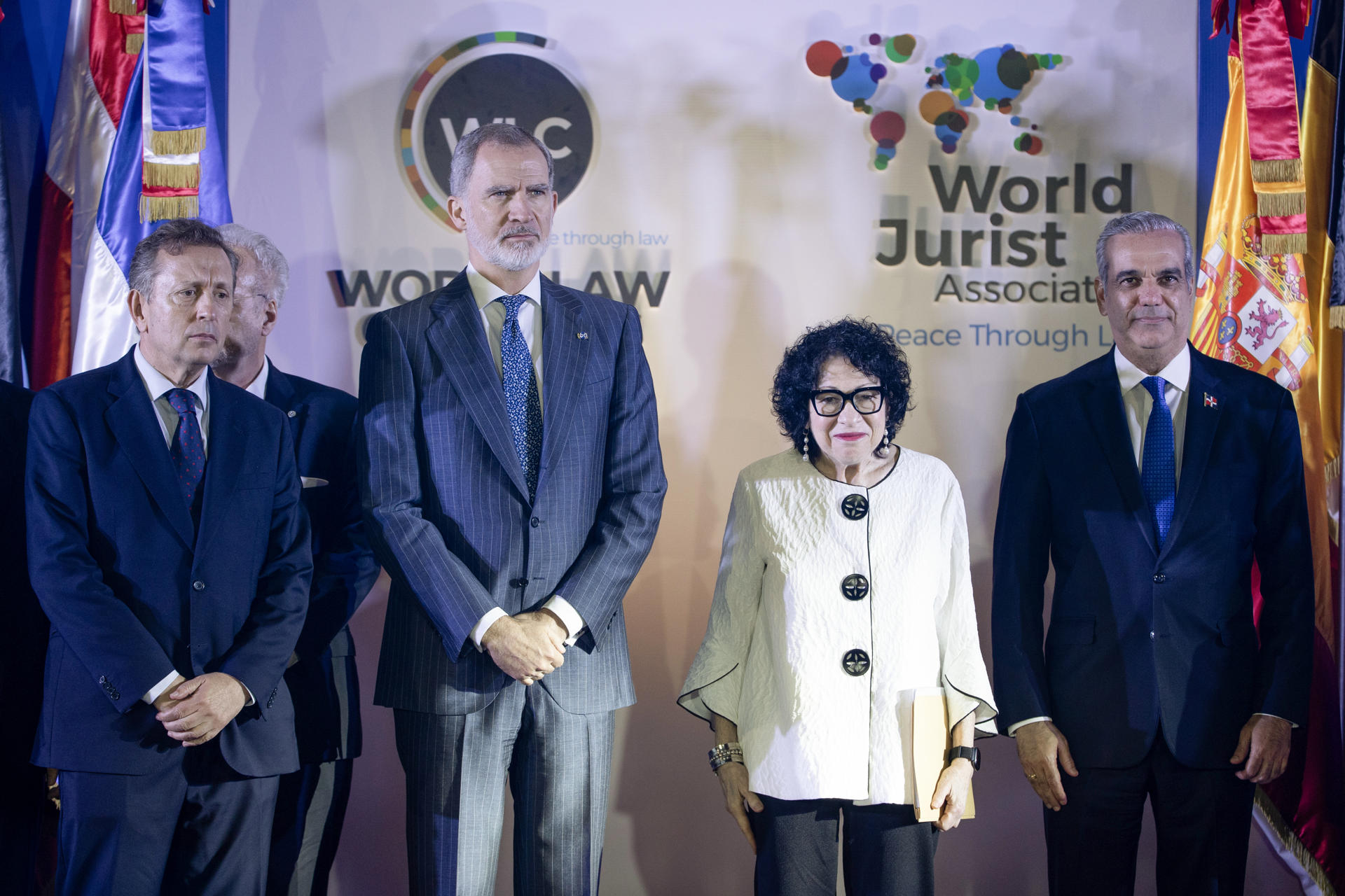 De izquierda a derecha: el presidente de la Asociación Mundial de Juristas, el abogado español Javier Cremades; el rey de España, Felipe VI; la jueza asociada de la Corte Suprema de Estados Unidos, Sonia Sotomayor; y el presidente de República Dominicana, Luis Abinader, posan durante la clausura del XXIX Congreso Mundial del Derecho (WLC), este martes en la Universidad Autónoma de Santo Domingo (UASD), en Santo Domingo (República Dominicana). EFE/ Orlando Barría
