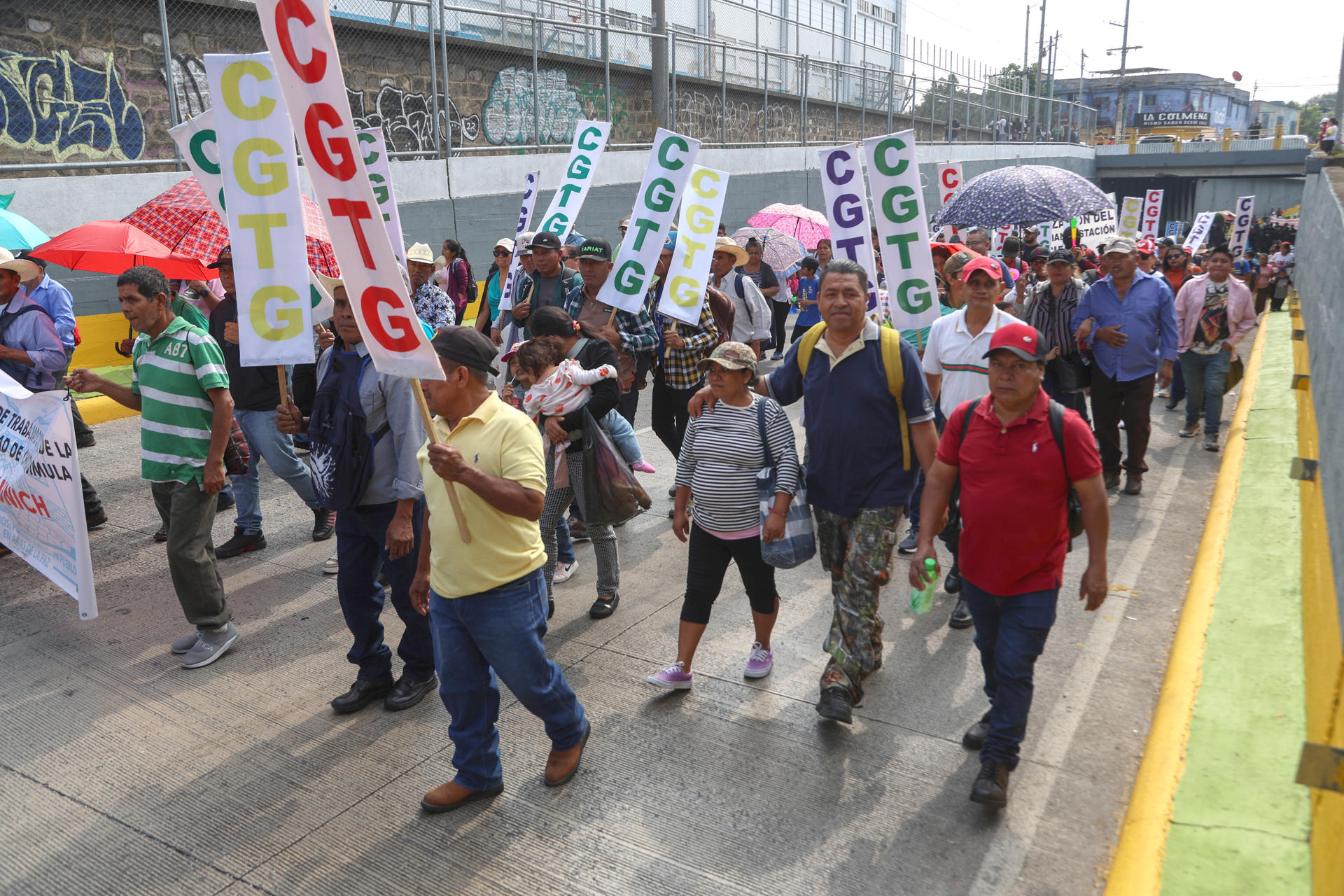 Integrantes de organizaciones sindicales se manifiestan en una marcha, durante la conmemoración del Día Internacional del Trabajo este jueves en Ciudad de Guatemala (Guatemala). EFE/ Mariano Macz