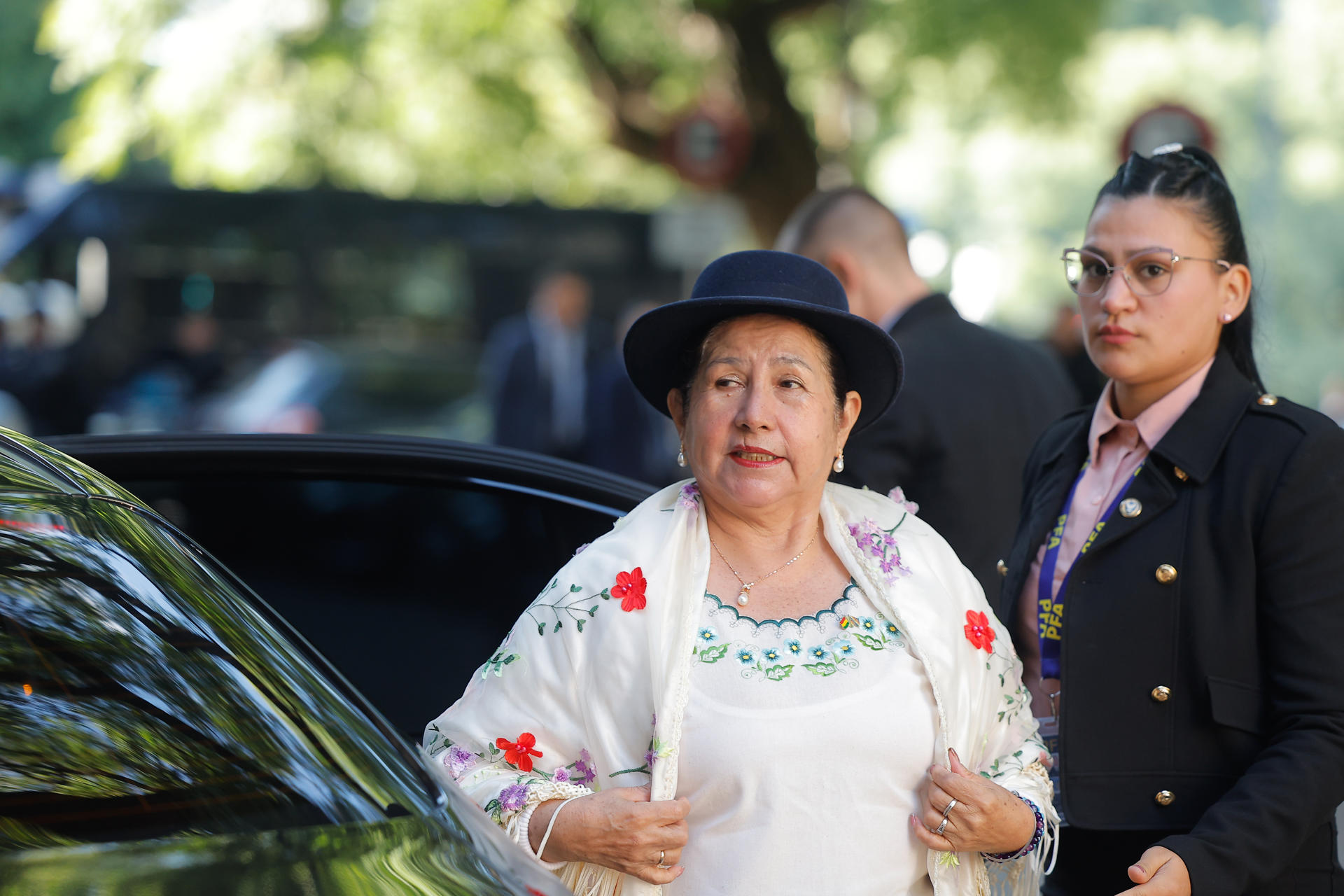 La ministra de Relaciones Exteriores de Bolivia, Celinda Sosa Lunda (c), llega al Palacio San Martín este viernes, en Buenos Aires (Argentina). EFE/ Juan Ignacio Roncoroni