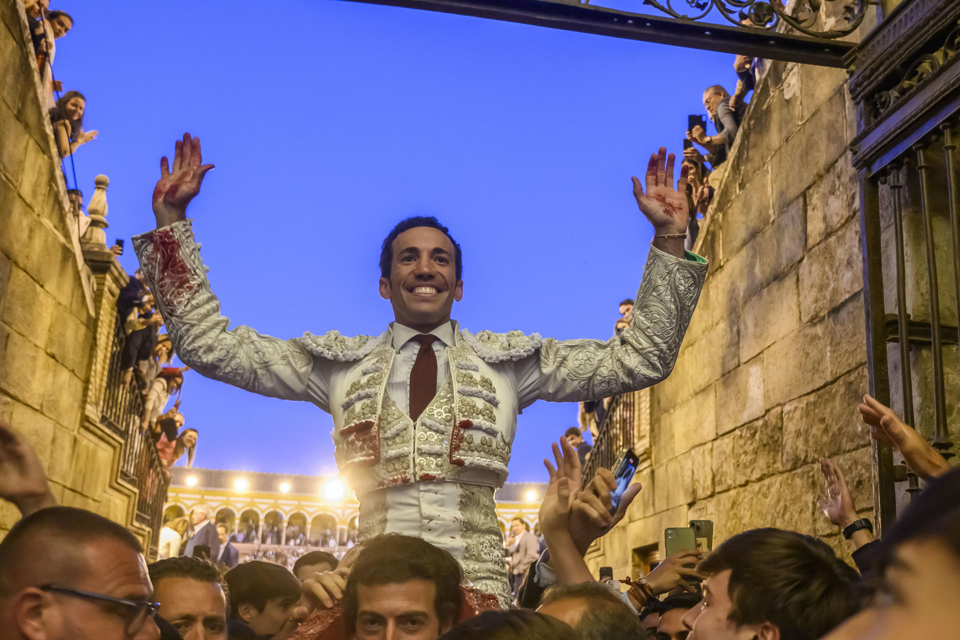 El diestro David de Miranda sale a hombros a la finalización de la corrida de abono de la Feria de Abril que se ha celebrado este sábado en La Real Maestranza, en Sevilla. EFE/ Raúl Caro.