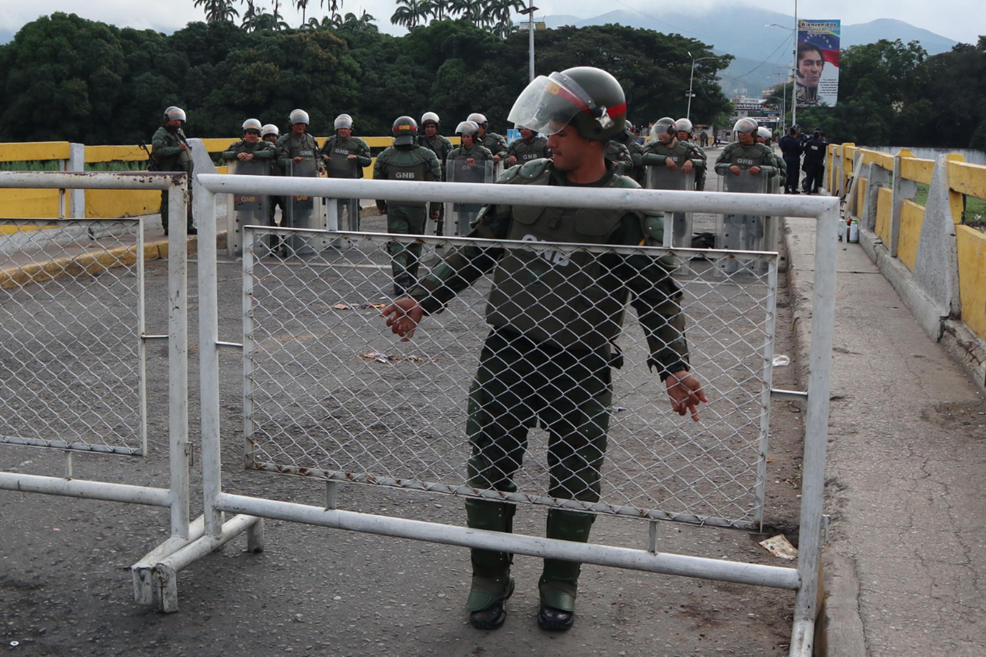 Foto de archivo que muestra a un integrante de la Guardia Nacional Bolivariana (GNB) instalando una valla para bloquear el Puente Simón Bolívar, que une a Villa del Rosario (Colombia) con San Antonio del Táchira (Venezuela). EFE/ Mario Caicedo