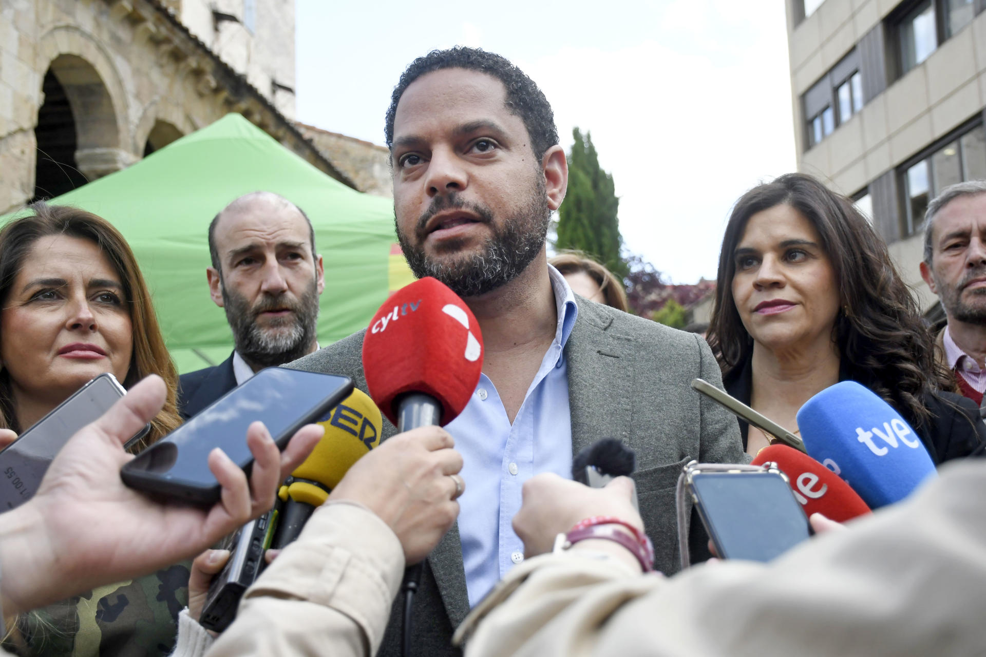 SEGOVIA, 12/05/2025.- El secretario general de Vox, Ignacio Garriga, atiende a la prensa durante su visita a Segovia, este lunes. EFE/ Pablo Martin