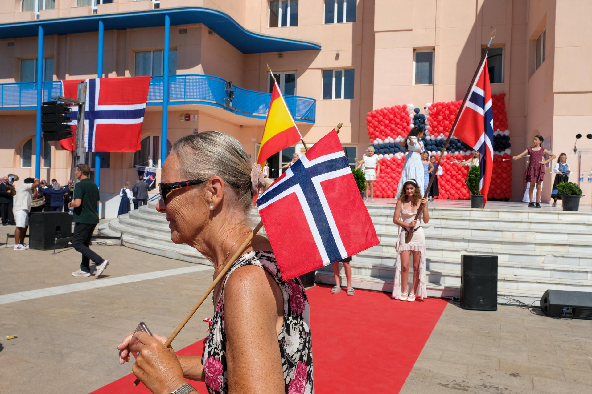 La mayor colonia de noruegos de España fuera del país escandinavo y la segunda del mundo, la que vive en el entorno de l'Alfàs del Pi (Alicante), celebra este sábado el día nacional de Noruega con un intenso programa de desfiles y actos con el denominador común de los colores rojo, azul y blanco de su bandera. EFE/Pablo Miranzo