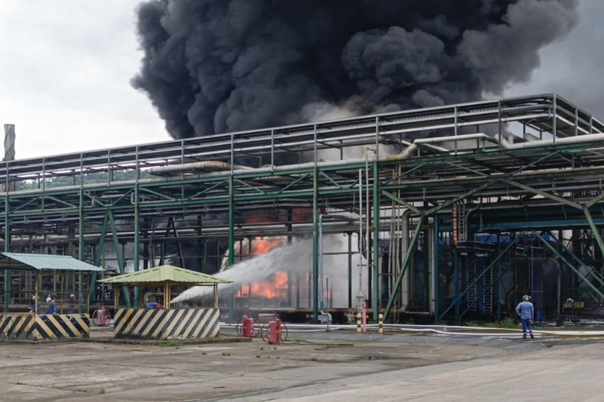 Fotografía cedida el pasado 26 de mayo por el Cuerpo de Bomberos de Esmeraldas durante la mitigación de un incendio en La Refinería de Esmeraldas, la más grande de Ecuador. EFE/Cuerpo de Bomberos de Esmeraldas
