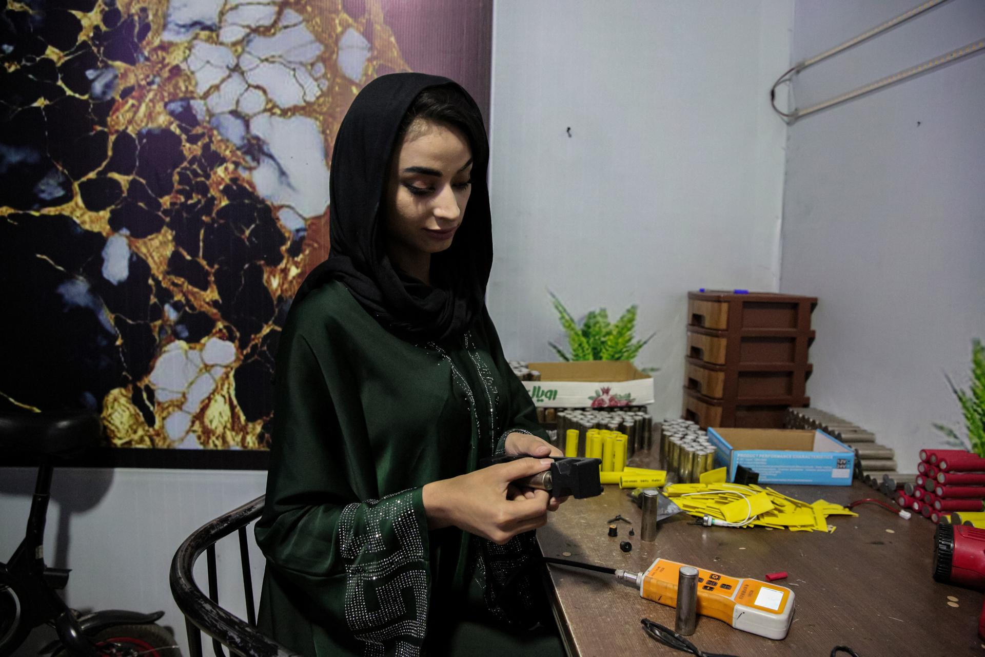 La joven Zahra Ali, de 23 años, es una "innovadora energética" en su país, Afganistán, donde ha creado un sistema único de fabricación de baterías portátiles, limpias y renovables en su casa de Kabul, desafiando las estrictas medidas de los talibanes.EFE/EPA/SAMIULLAH POPAL