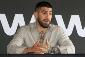 El luchador español de artes marciales mixtas (MMA), Ilia Topuria, que en breve debutará en peso ligero en un combate en Las Vegas (Estados Unidos), modera una rueda de prensa de presentación de la velada con doce peleas organizada por WOW 19 Alicante. EFE/Morell